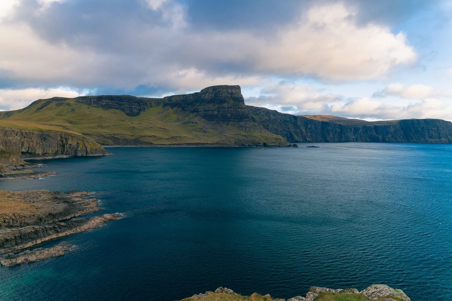 Scotlands beauty

#scotland #europe #highlands #mountains #cliffside