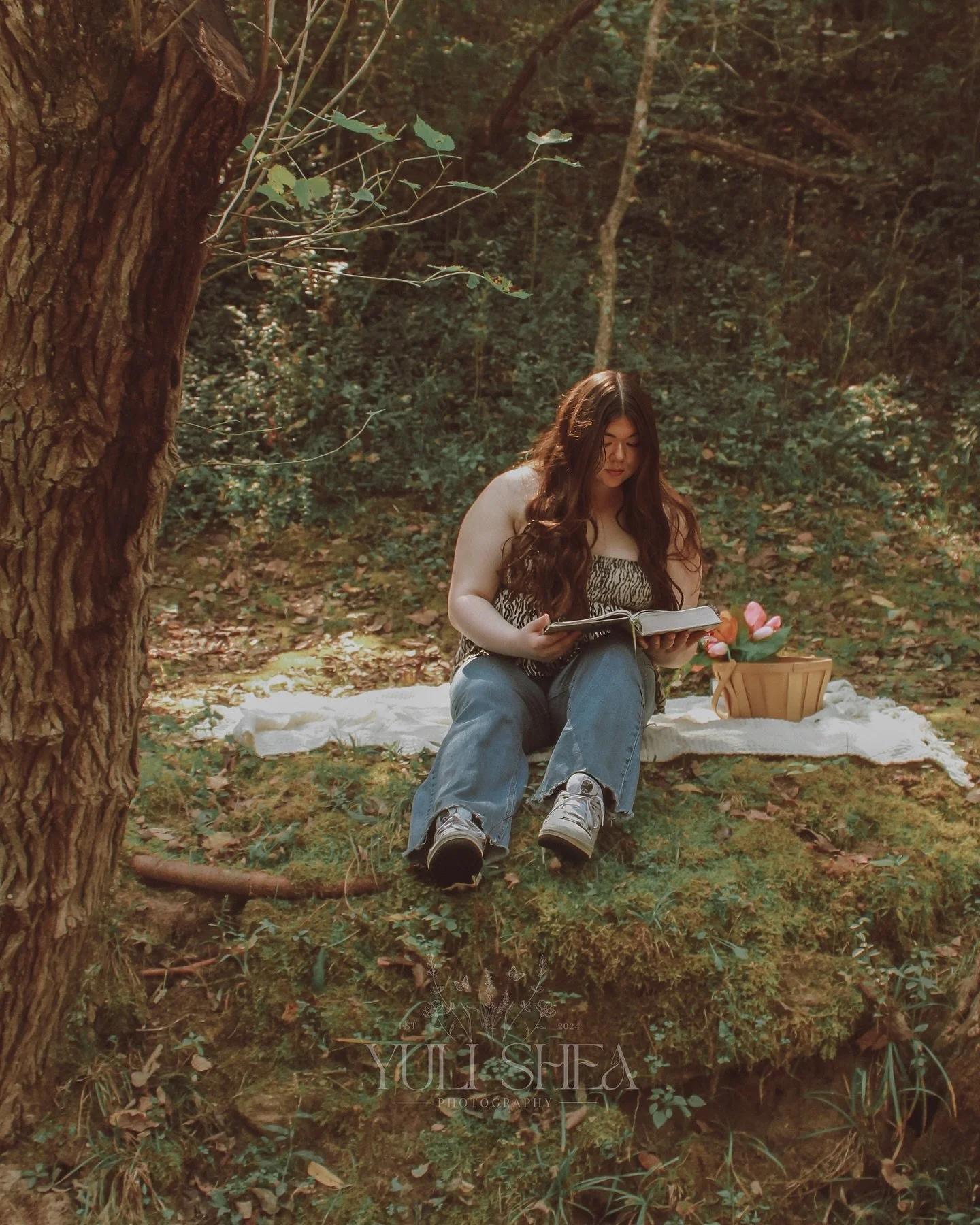 When your senior session turns into a living fairytale &mdash;
They&rsquo;ll be photos you&rsquo;ll want to look back on again and again. 😍

Senior year flies by &mdash; faster than you think. I help seniors slow down, soak it in, and see the beauty