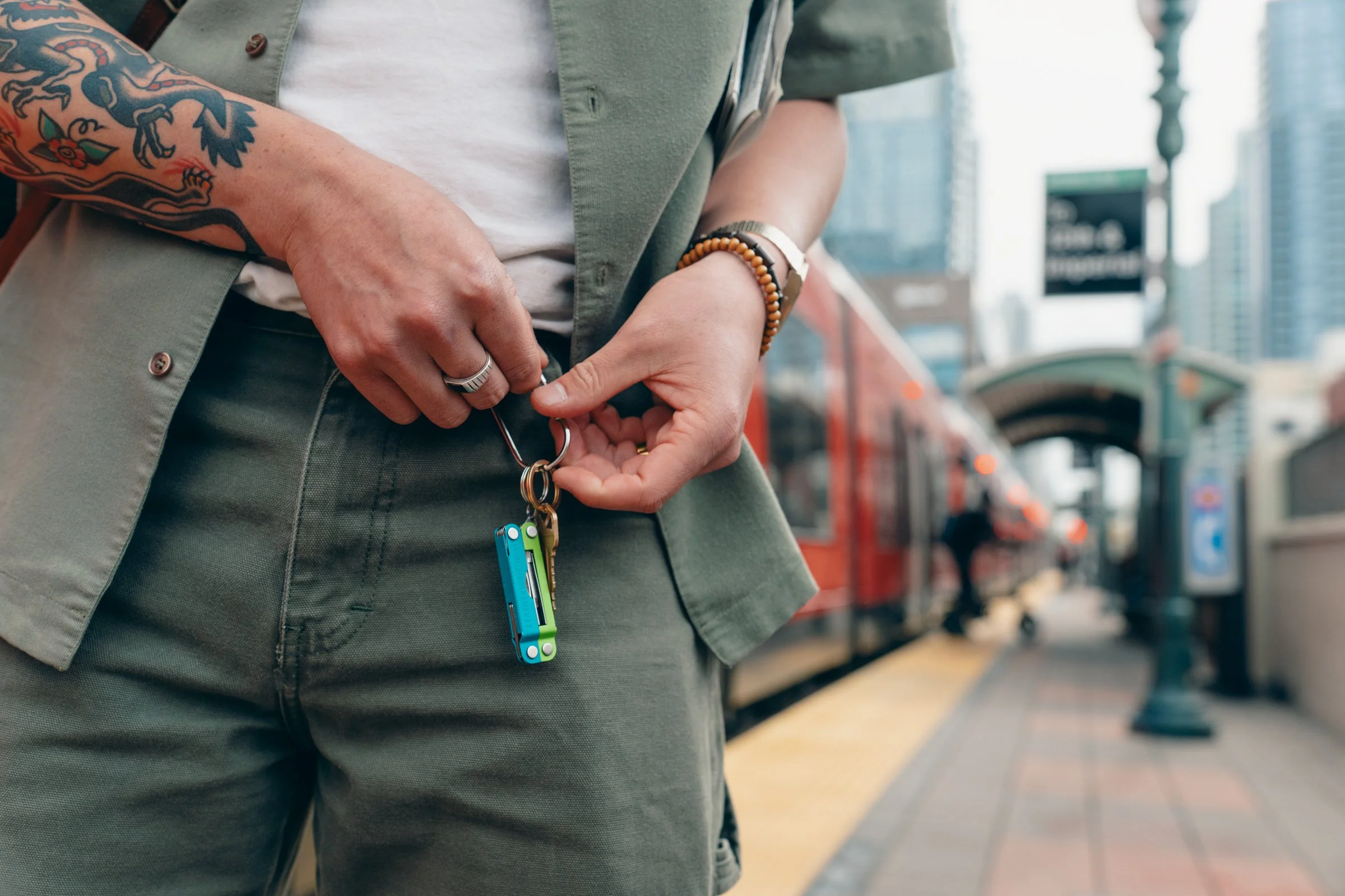 Leatherman_Micra_Teal_Twist_Lifestyle_EDC_Cafe_Downtown_07.jpg