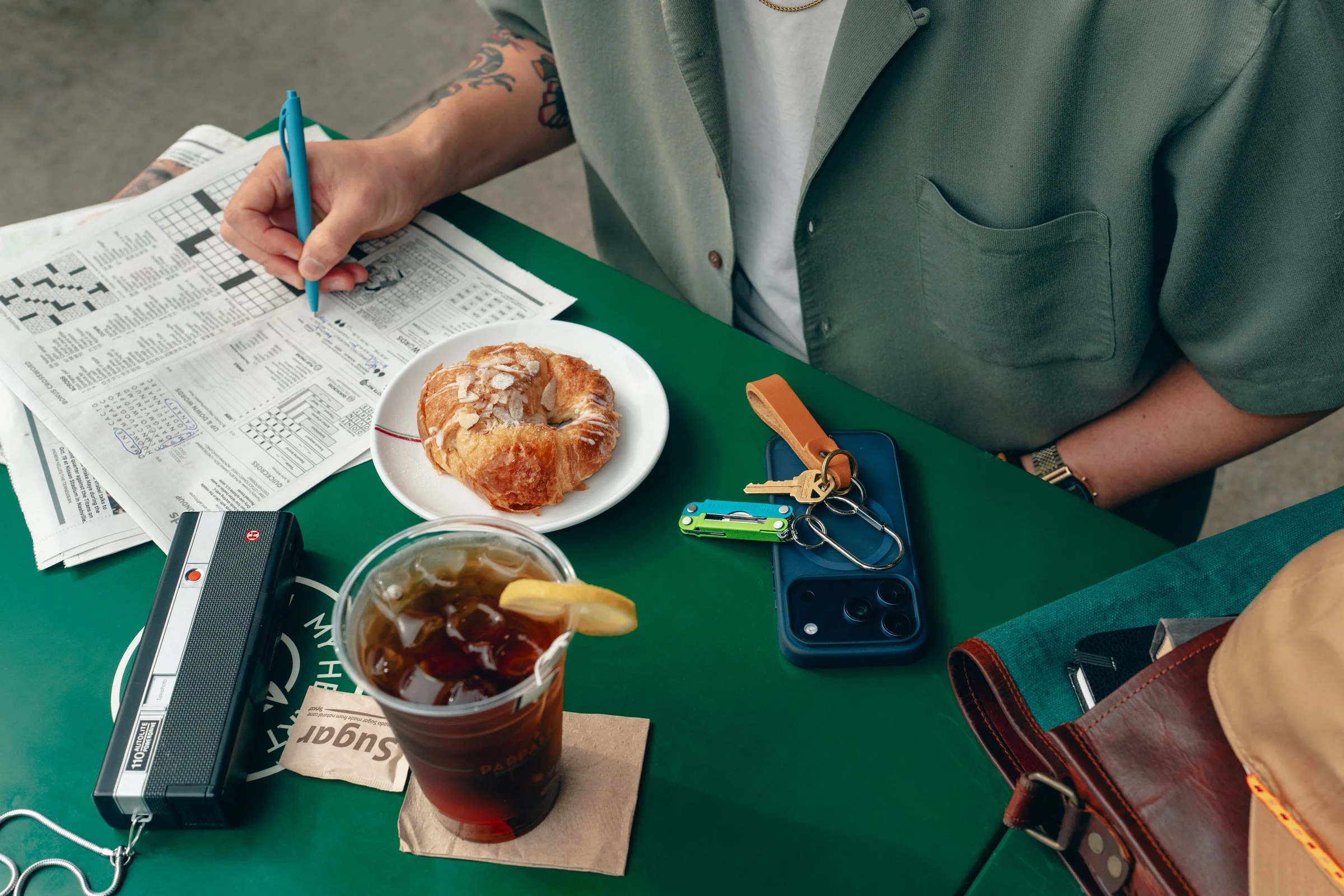 Leatherman_Micra_Teal_Twist_Lifestyle_EDC_Cafe_Downtown_01.jpg