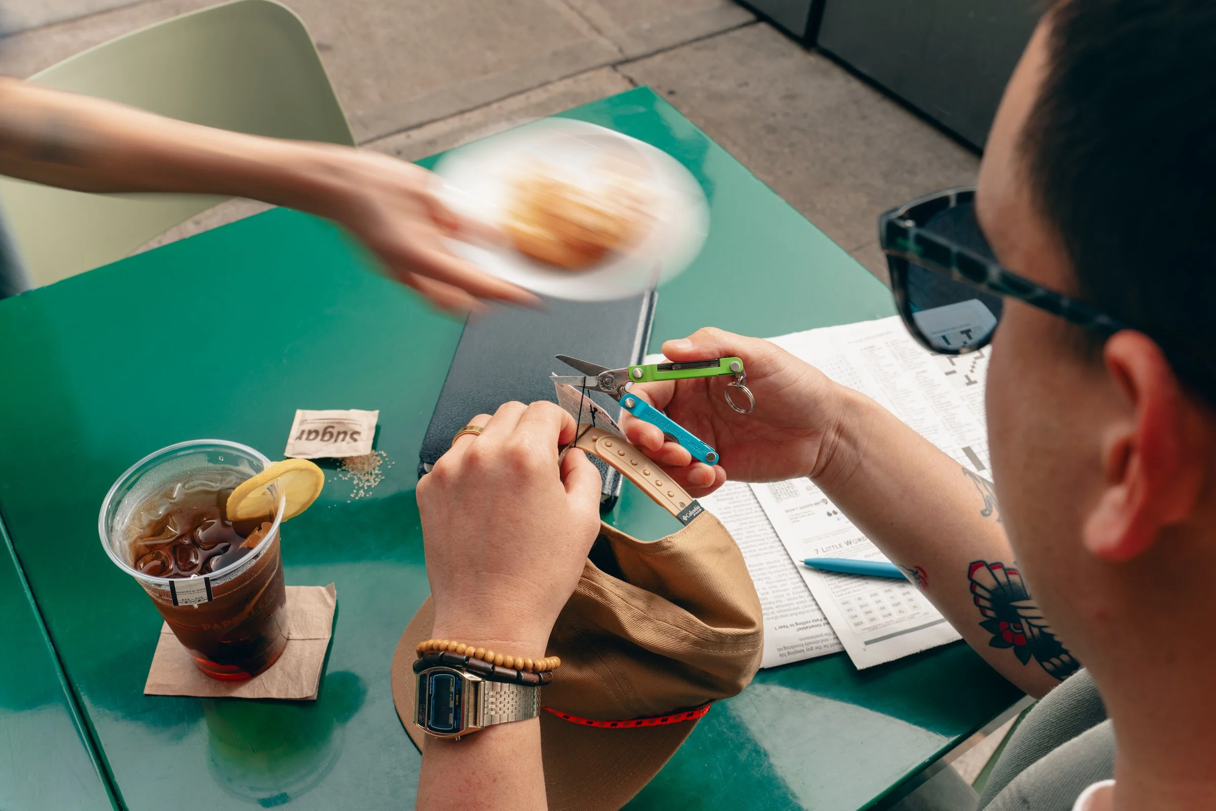 Leatherman_Micra_Teal_Twist_Lifestyle_EDC_Cafe_Downtown_04.jpg