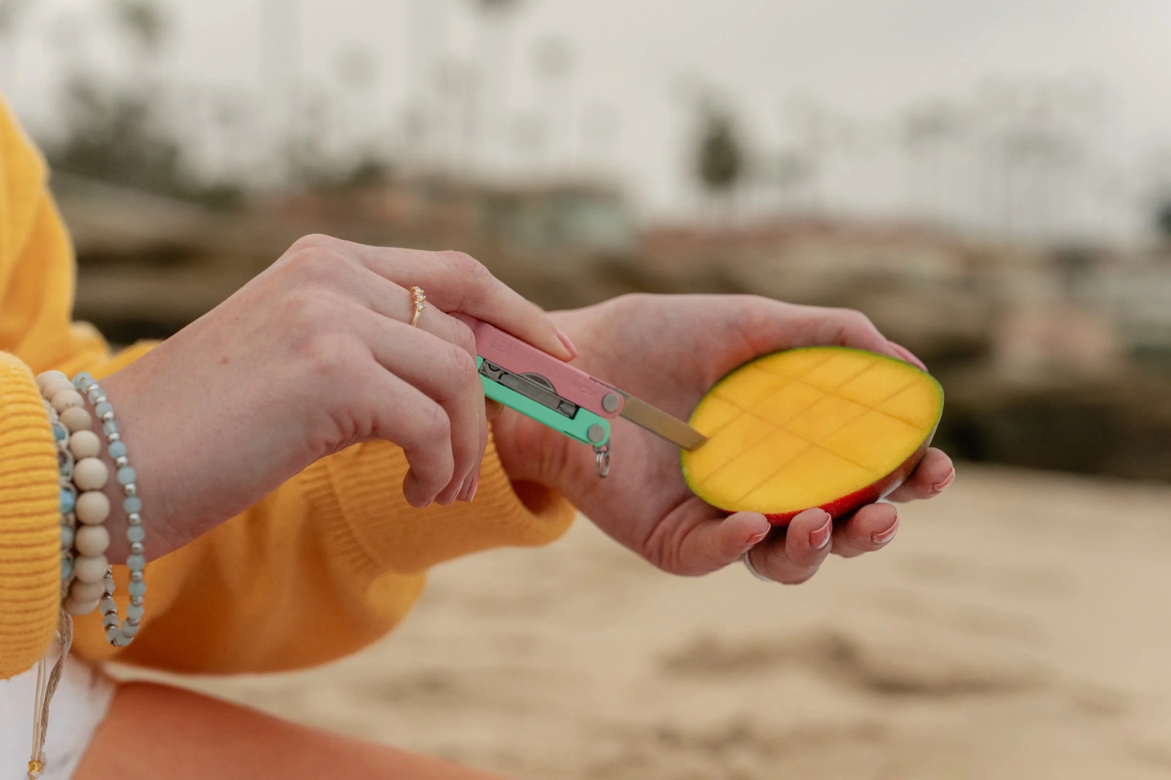 Leatherman_Micra_Bayside_Lifestyle_Beach_07.jpg