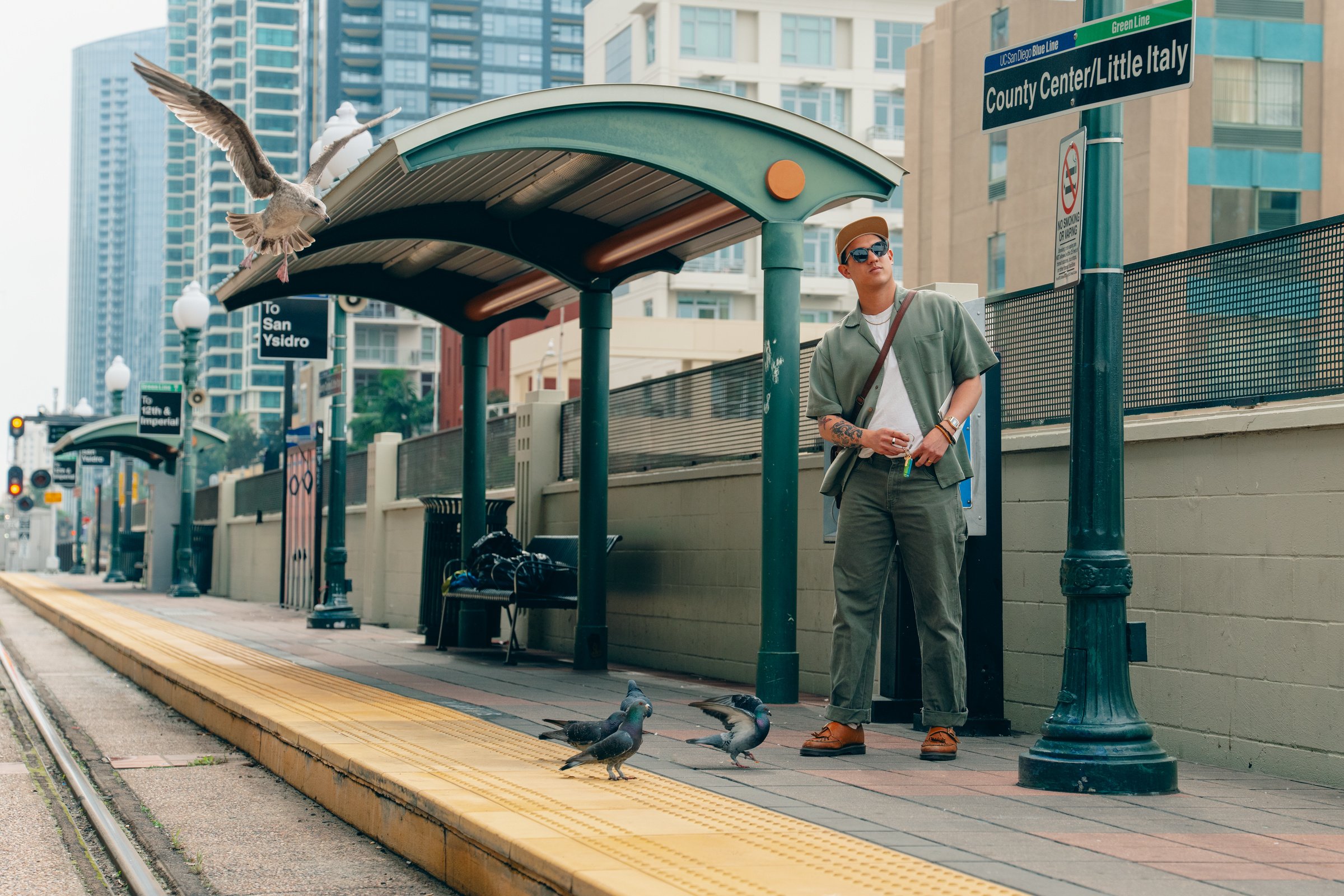 Leatherman_Micra_Teal_Twist_Lifestyle_EDC_Cafe_Downtown_08.jpg