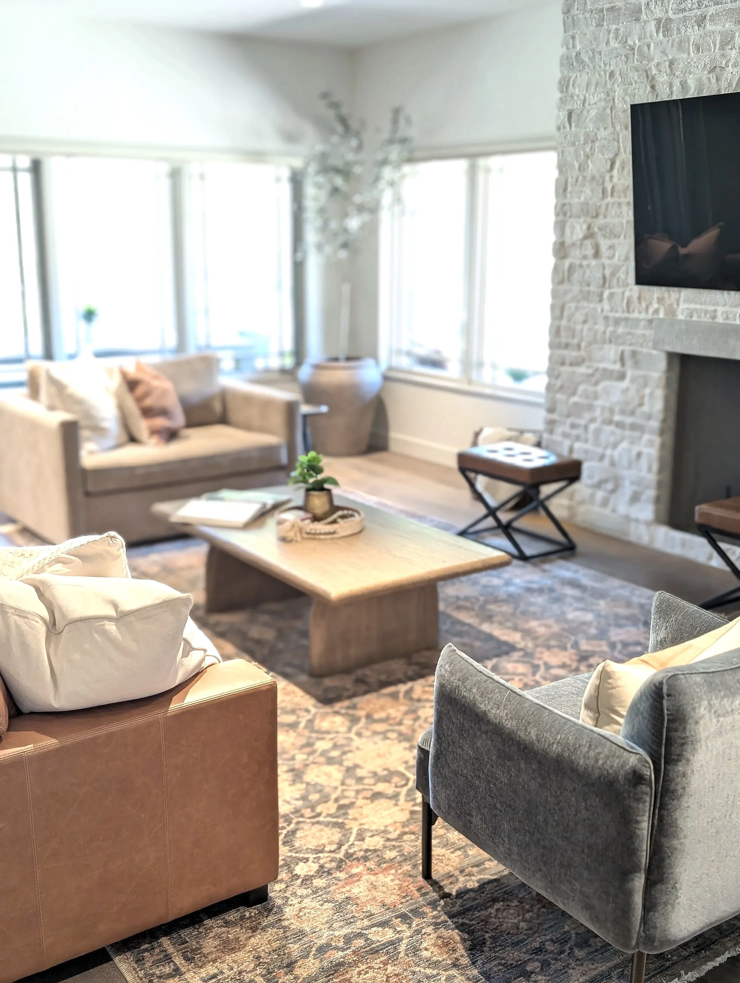 landmark-interiors-living-room-bright-neutral.jpg