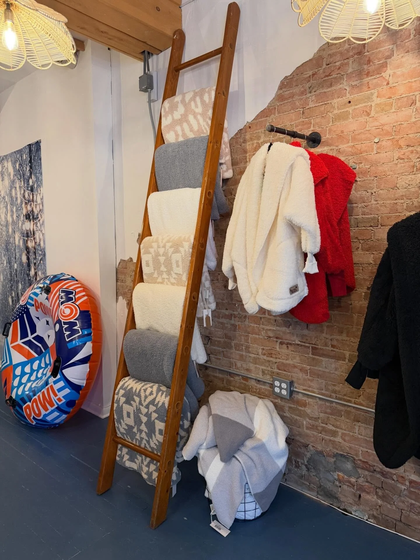 Brrrr&hellip;. It&rsquo;s cold outside! Come on in and try our cashmere blend blankets. Perfect for lazy days and cuddling up with a good book ☺️