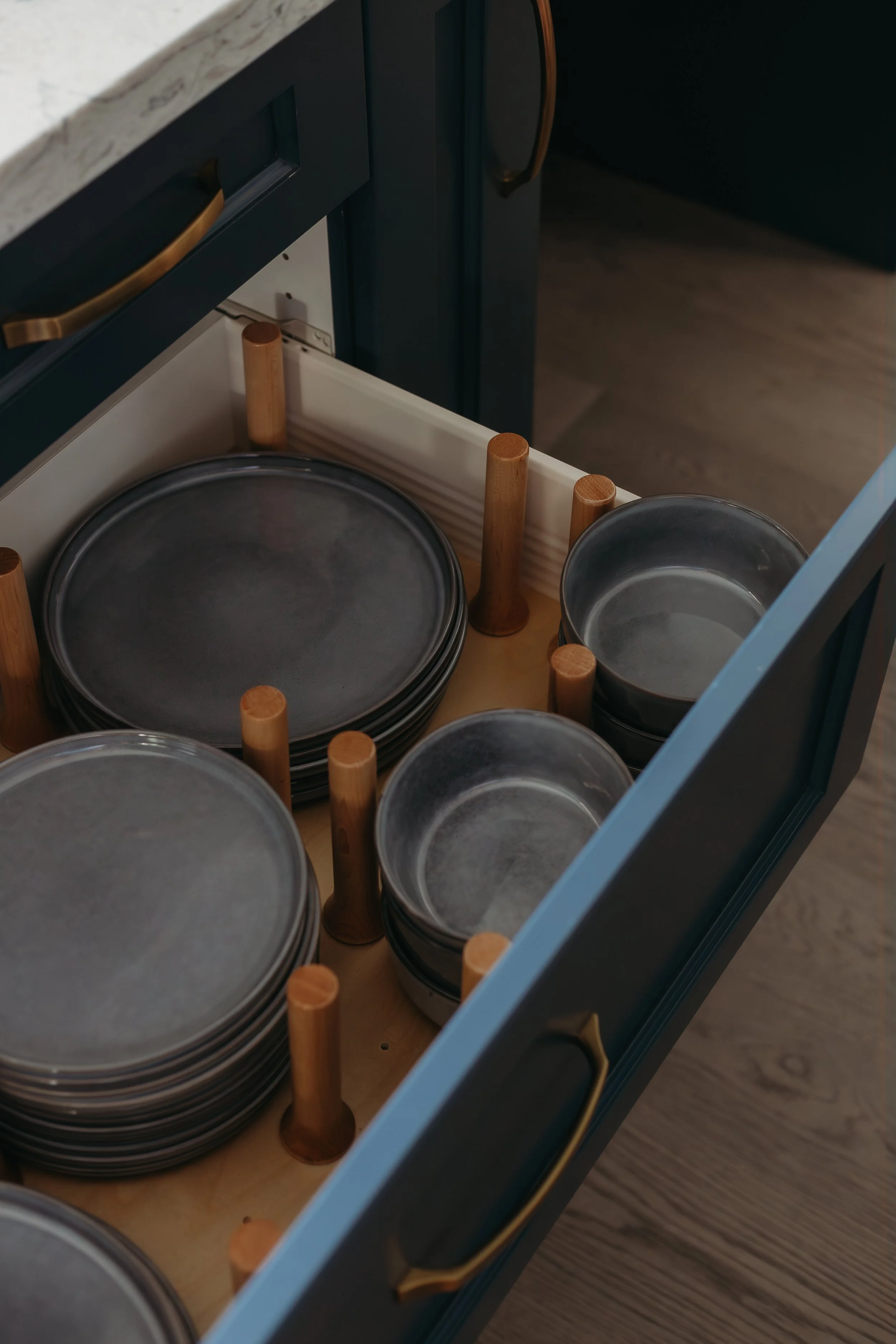 Plate drawer in kitchen