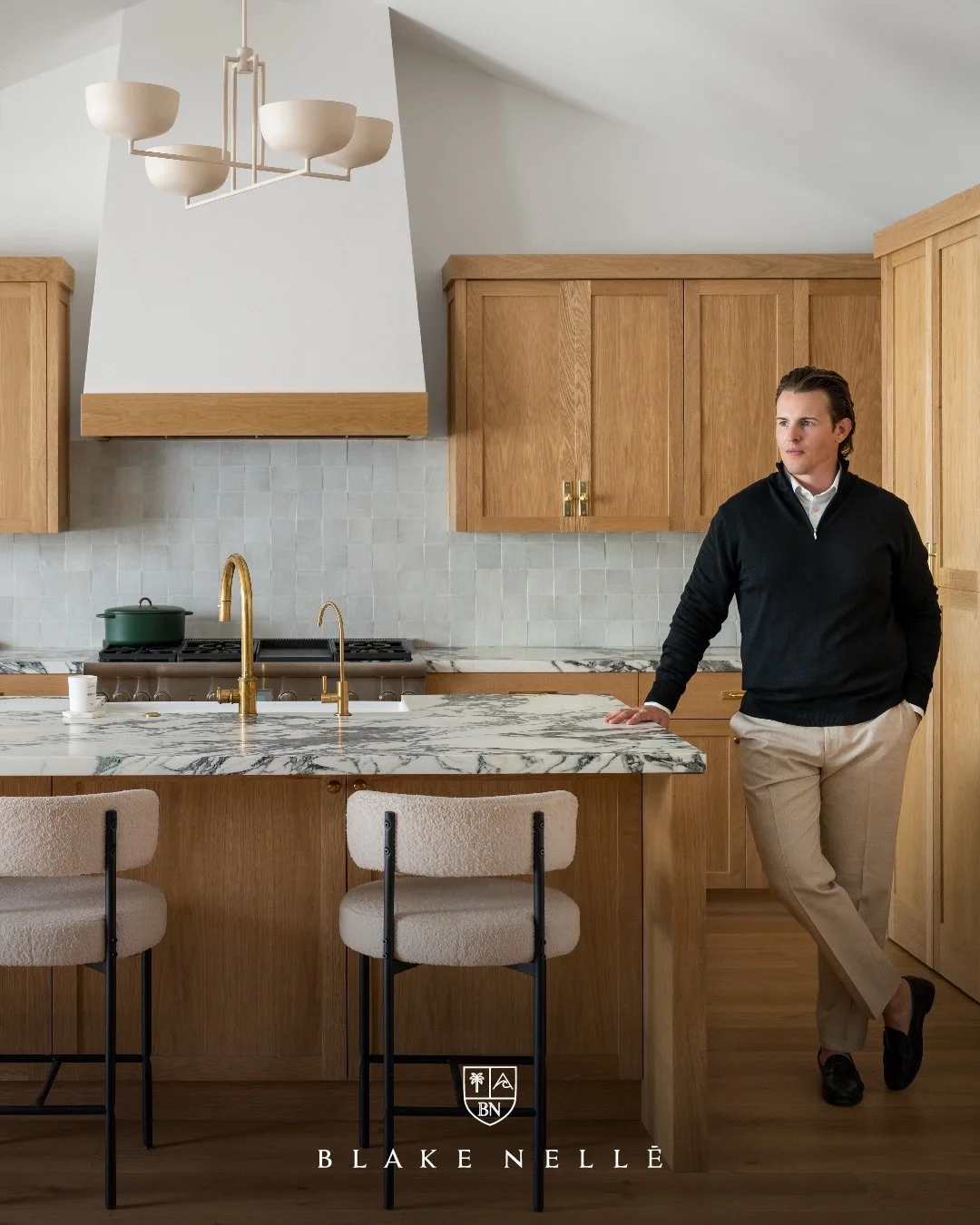 In honor of the 29th annual @newportharborhometour here&rsquo;s a post of me keeping my modeling catalog up to date in case this whole real estate thing doesn&rsquo;t work out. Thank you @readytoporter for designing such a beautiful space for us to s