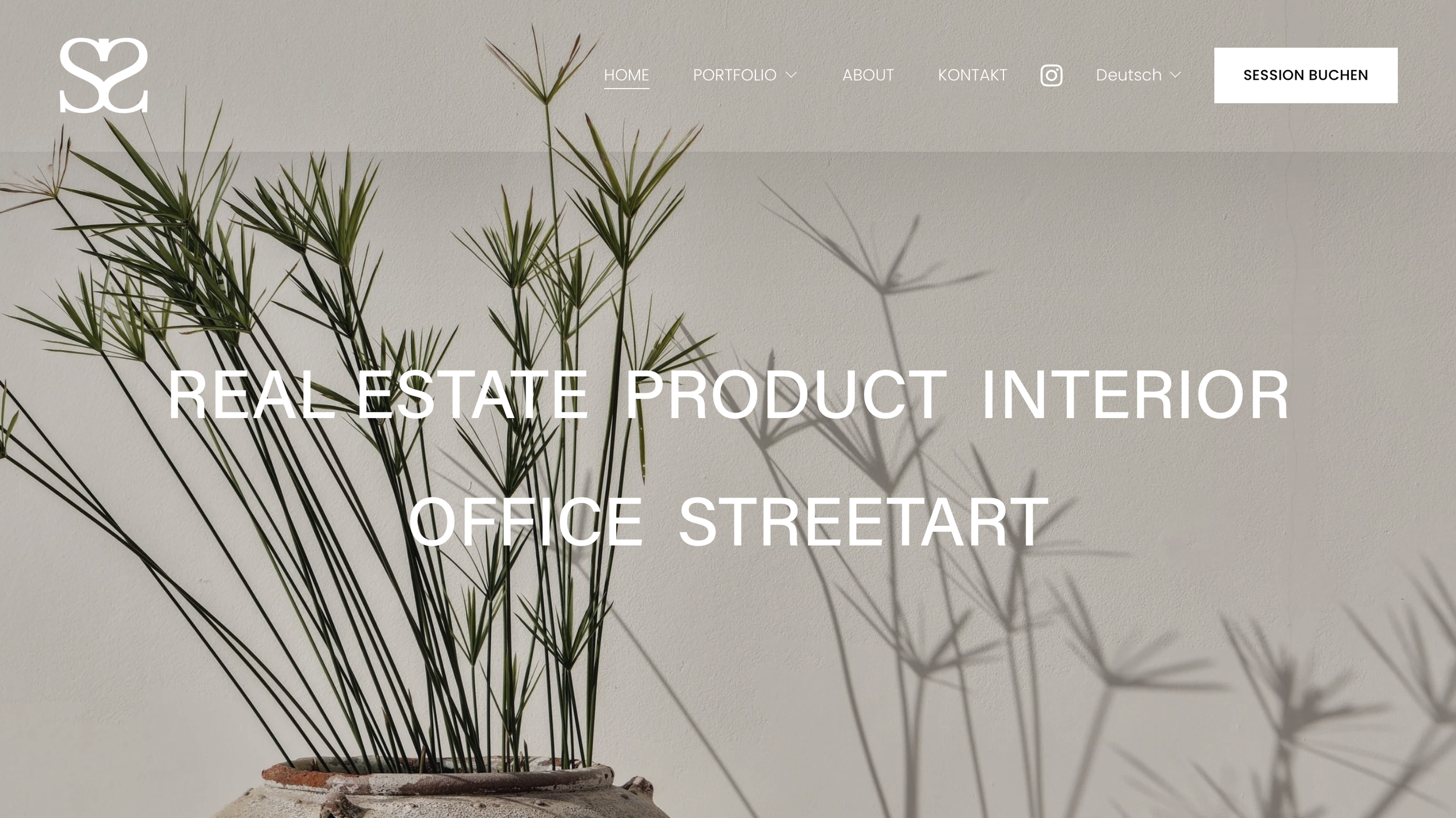 Webseite mit einer blauen Yogamatte auf Holzfußboden, darüber eine Hand, und Text, der Dienstleistungen wie Immobilien, Retreats, Architektur anbietet.