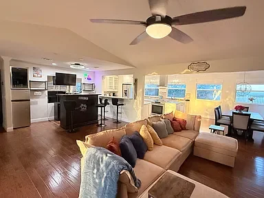 5 SD Interior LV BAr.webp