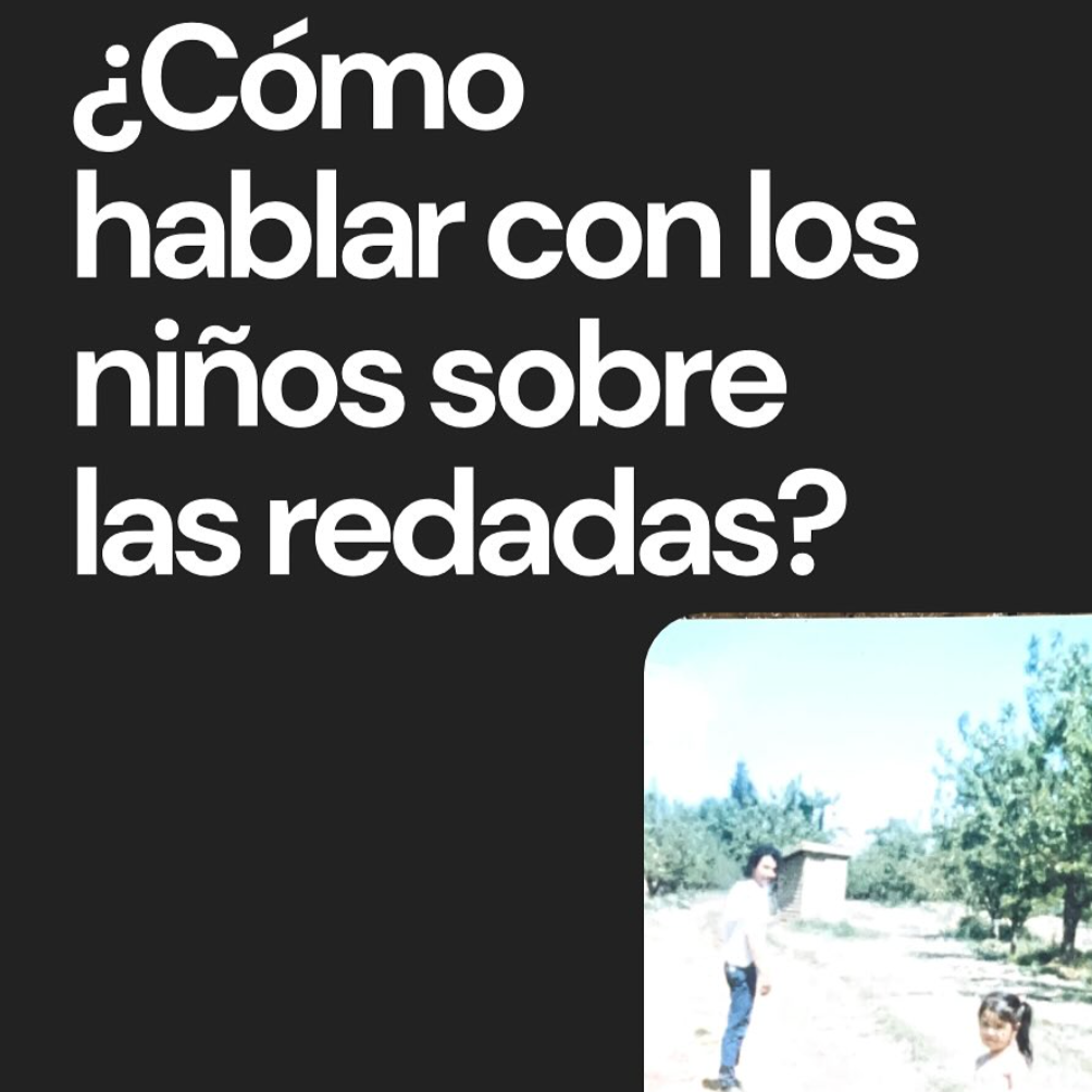 Texto en la imagen que dice: "¿Cómo hablar con los niños sobre las redes sociales?" y una fotografía de dos niños en un entorno exterior con árboles y un pequeño edificio, uno de ellos mirando hacia la cámara.