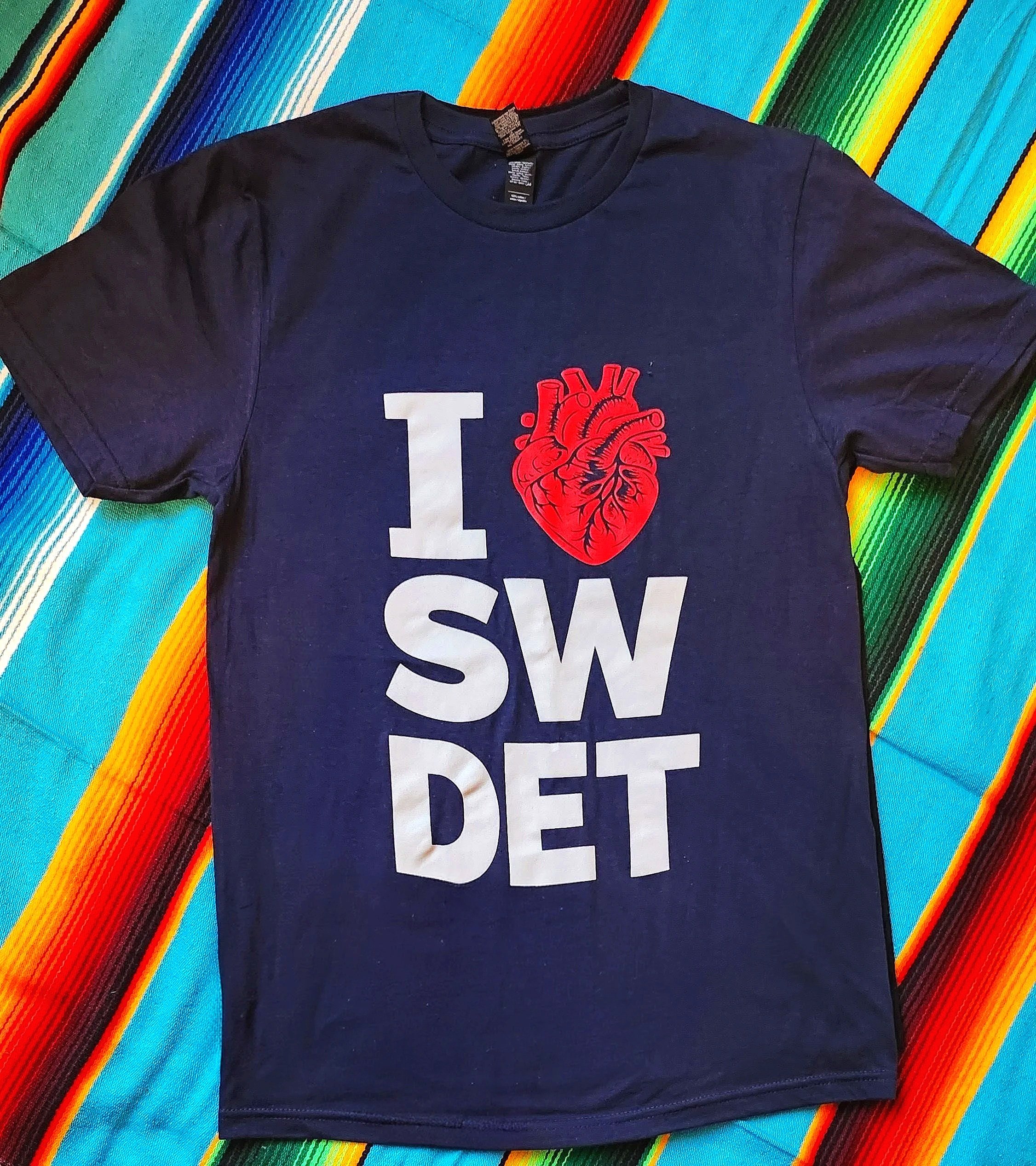I HEART SW DET - RAÍCES DETROIT SIGNATURE SHIRT TEE