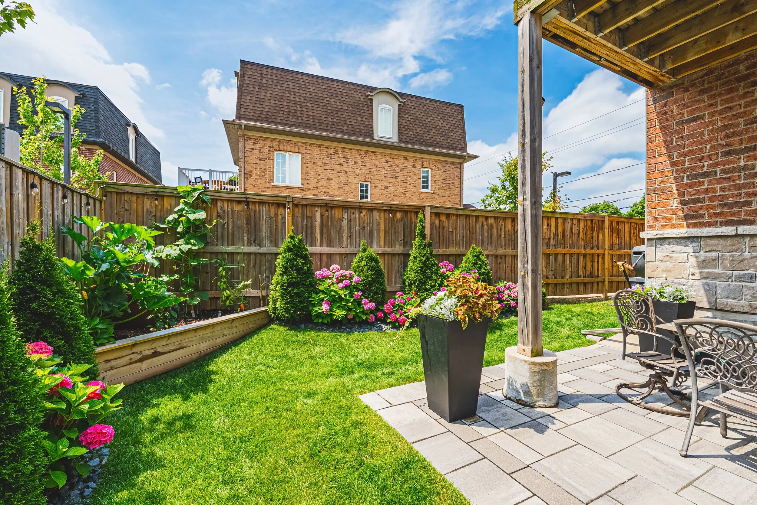 15 - Exterior 2220 Queensway Dr #4, Burlington.jpg