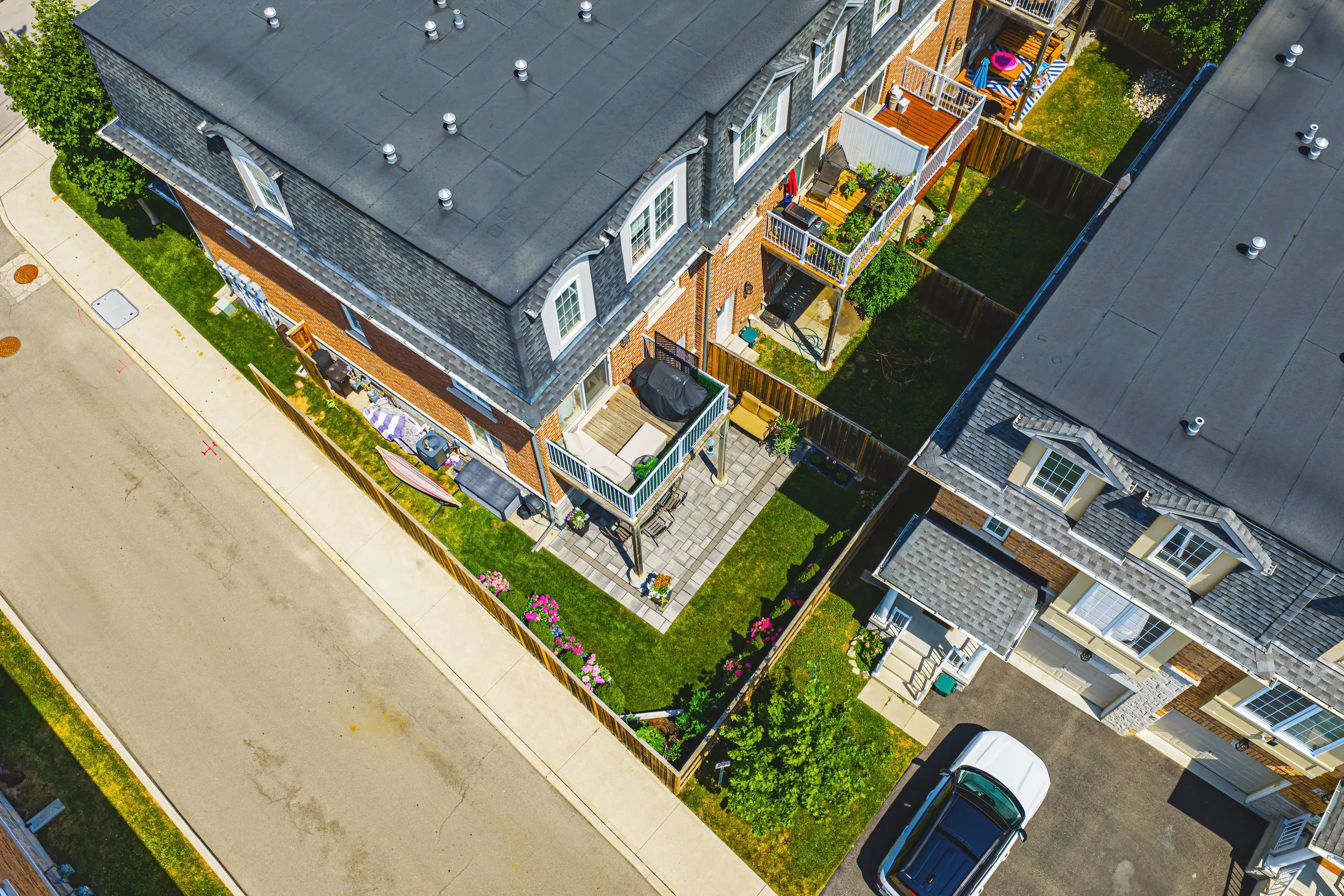 9 - Exterior 2220 Queensway Dr #4, Burlington.jpg