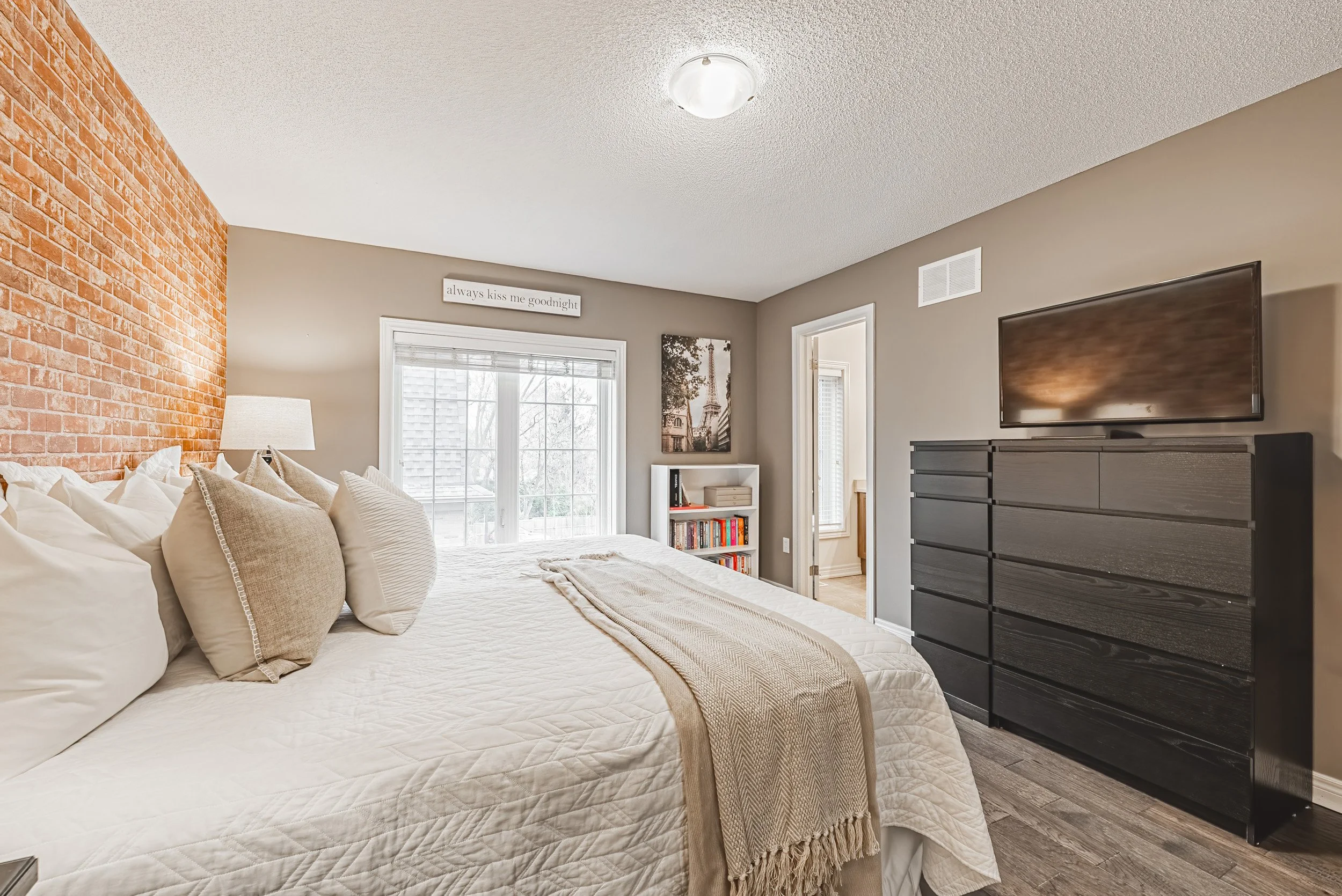 25 - 2220 Queensway Dr #4, Burlington.jpg