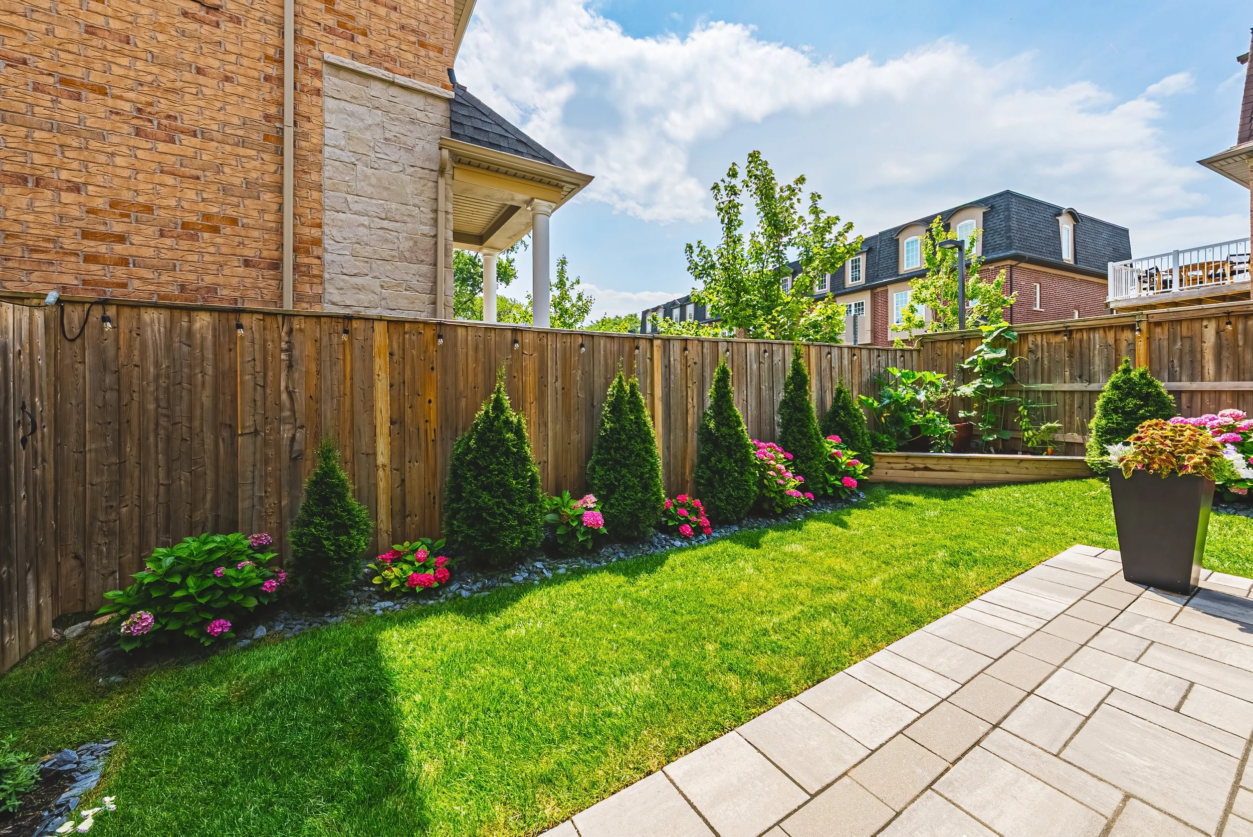 14 - Exterior 2220 Queensway Dr #4, Burlington.jpg