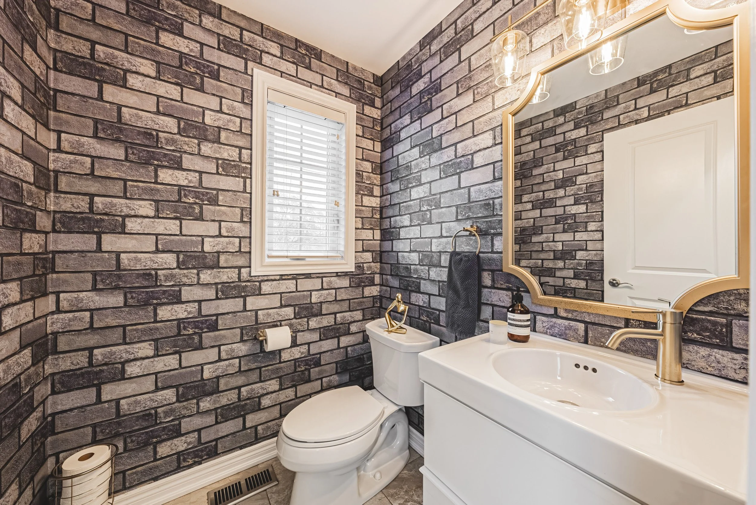 21 - 2220 Queensway Dr #4, Burlington.jpg