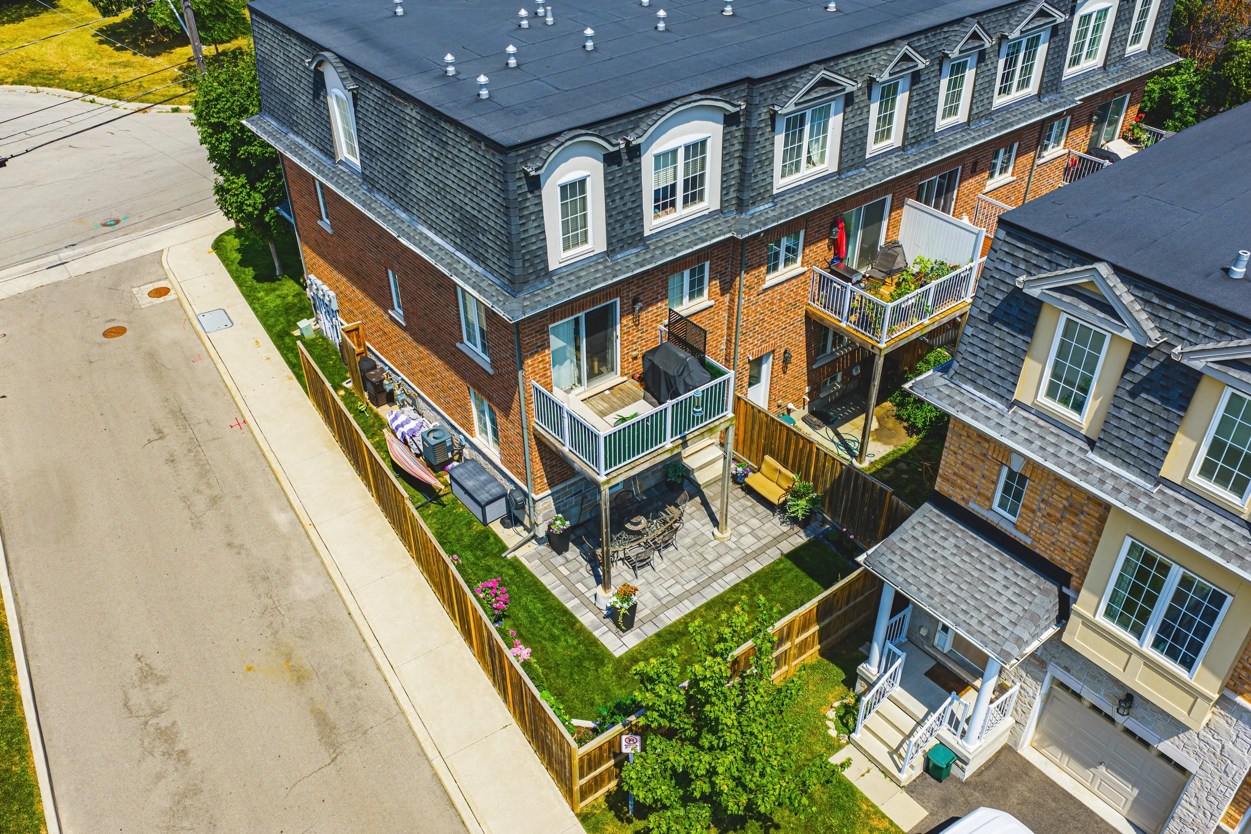 10 - Exterior 2220 Queensway Dr #4, Burlington.jpg