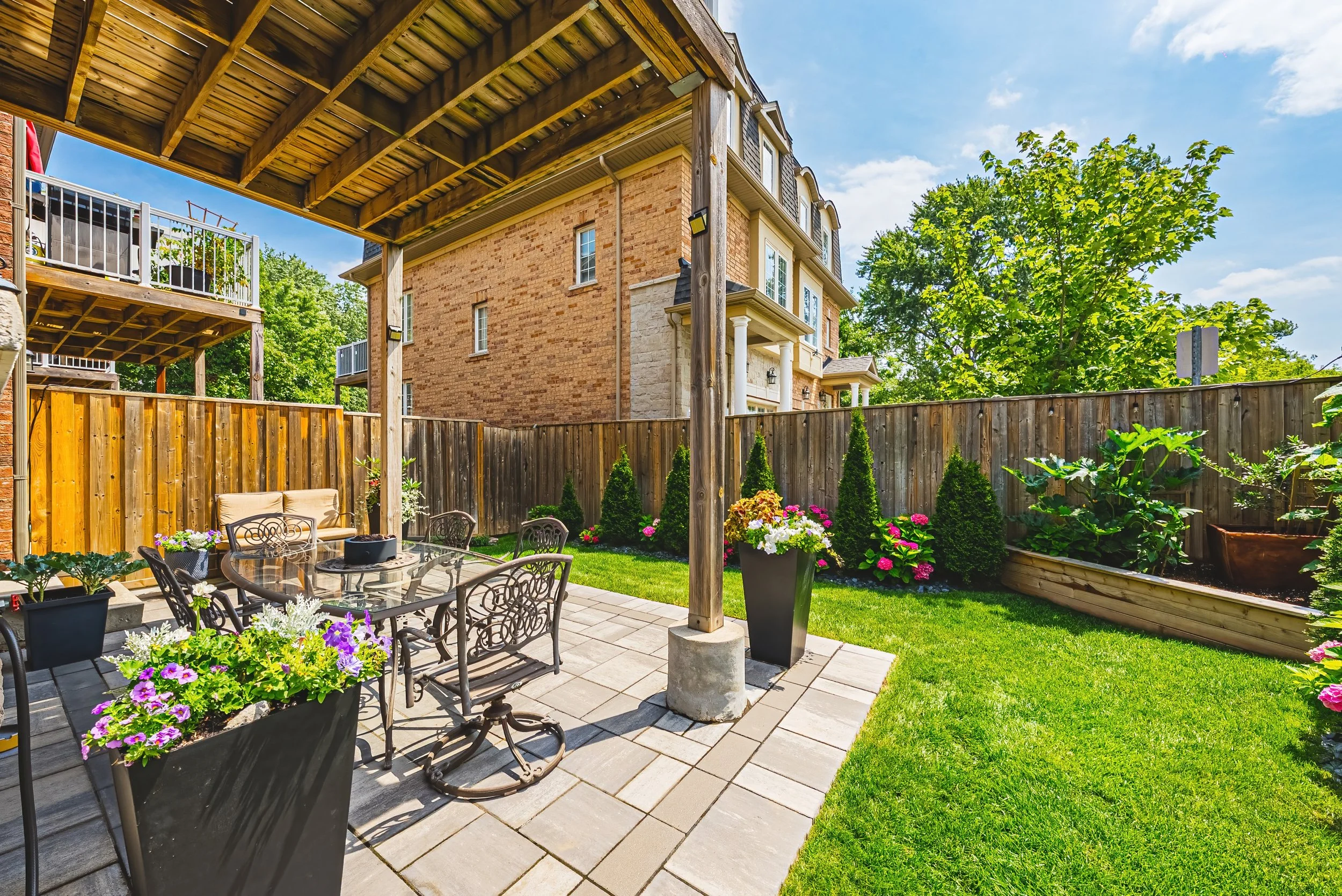 12 - Exterior 2220 Queensway Dr #4, Burlington.jpg