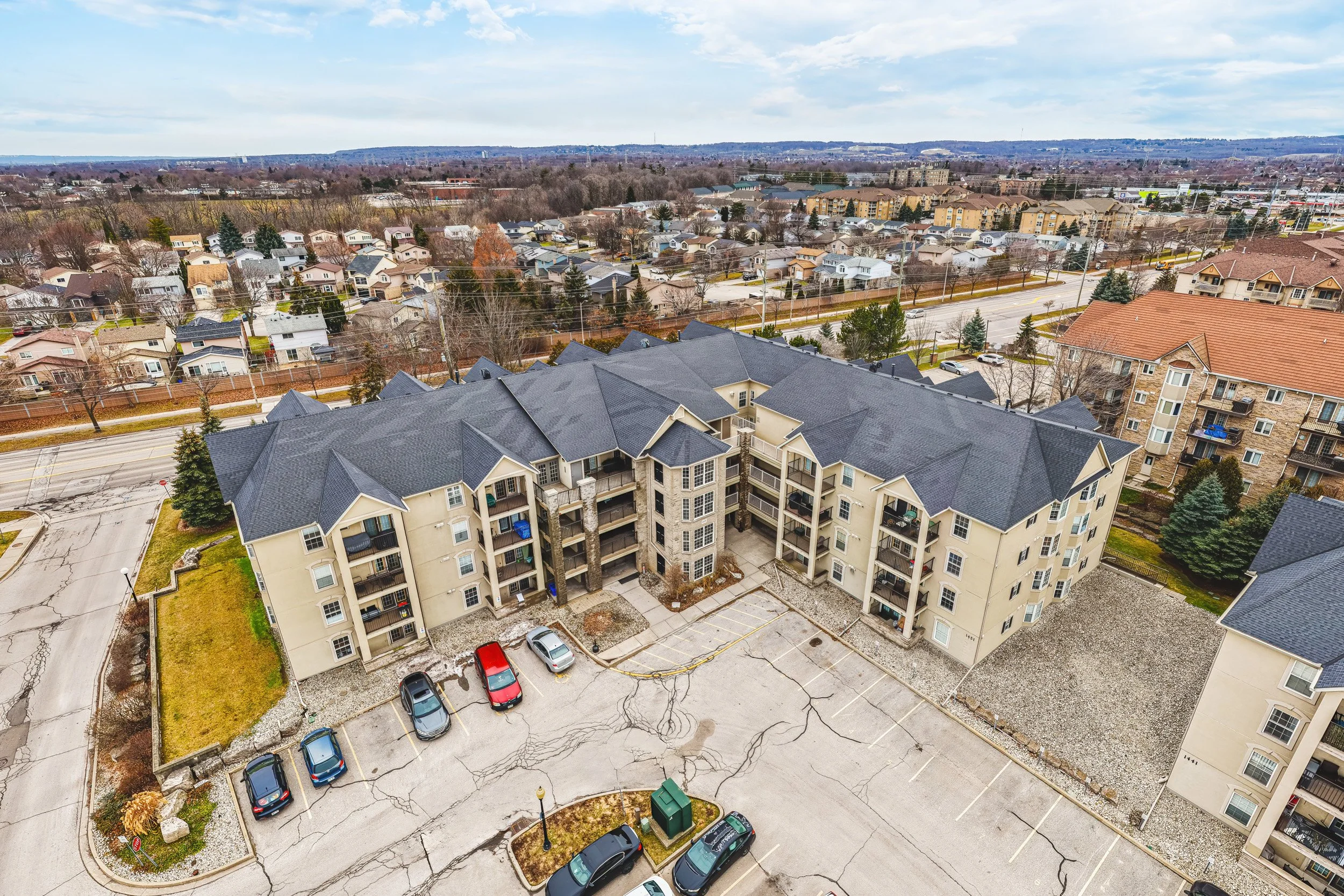 2 - 1451 Walkers Line #313, Burlington.jpg