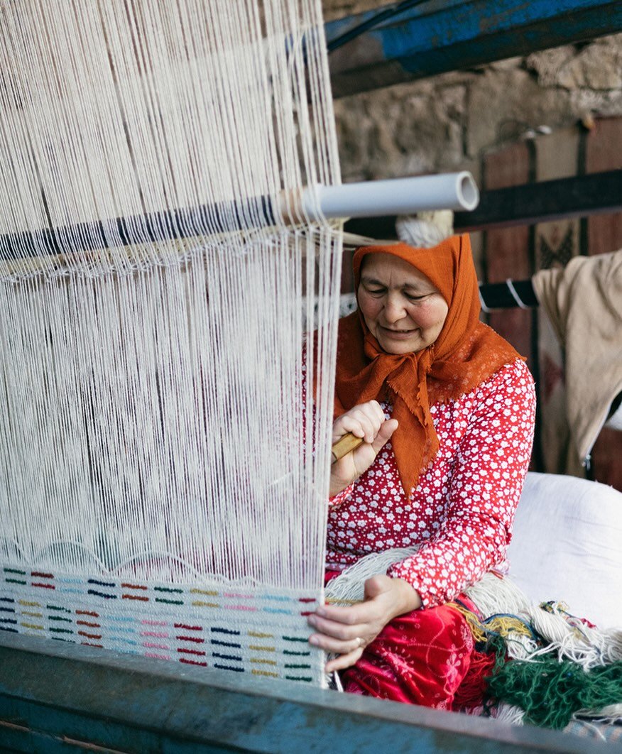 ✨ Meet Habibe ✨
Our master weaver, the heart and hands behind so many of our creations. With decades of experience and a soul deeply connected to the loom, Habibe carries the stories of generations into every thread she weaves. 🌿🧵

Her artistry is 