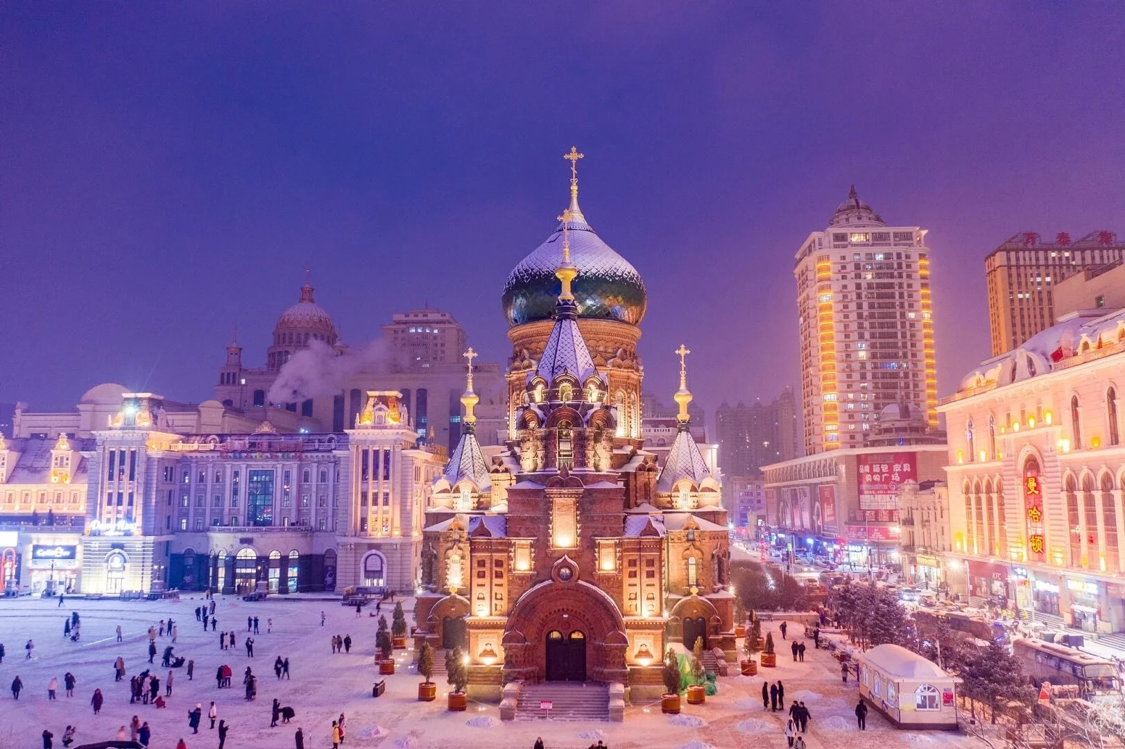 Saint-Sophia-Cathedral-at-night-with-snow-in-Harbin.webp
