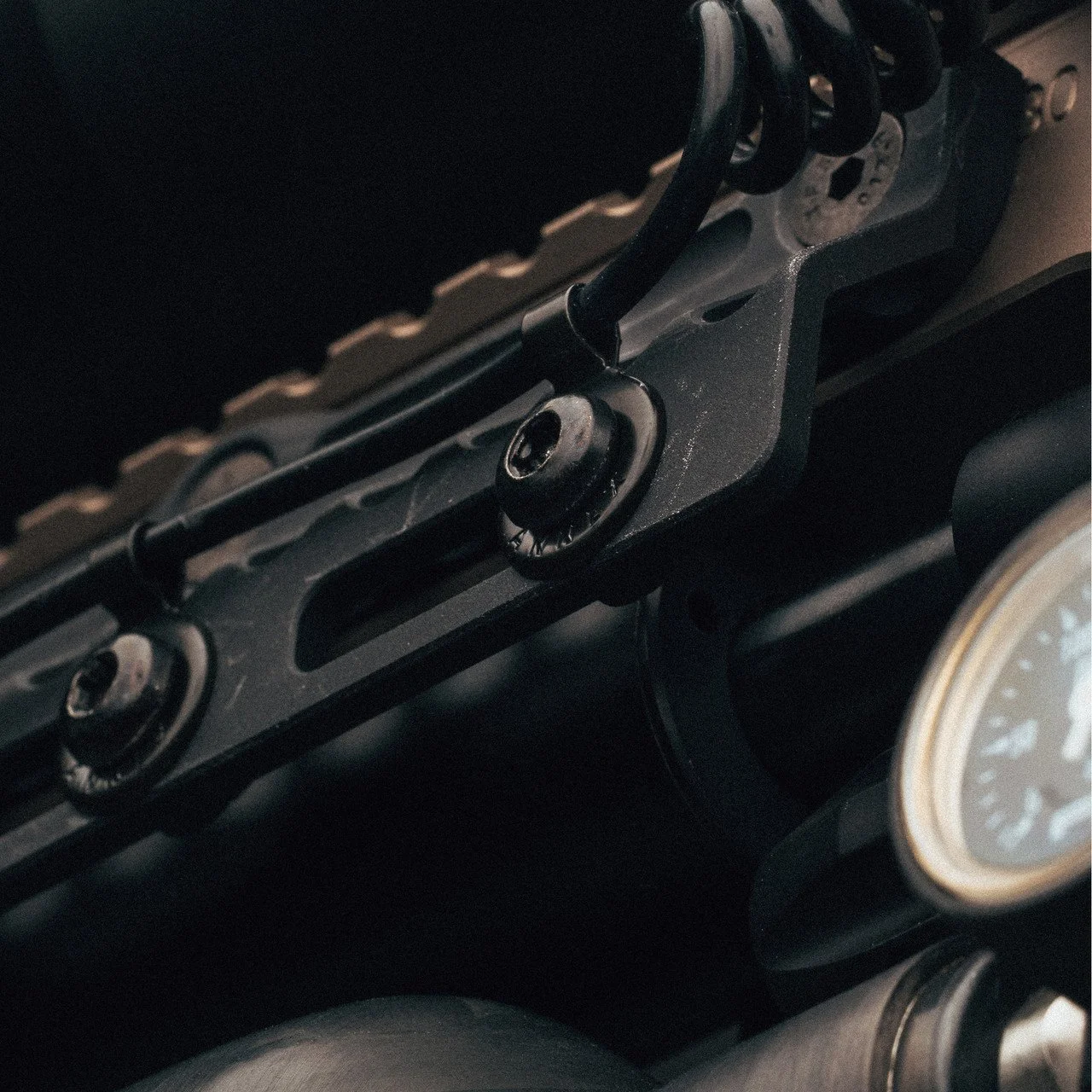 BLACK_CABLE_CLIP_ON_GUN__02520.jpg