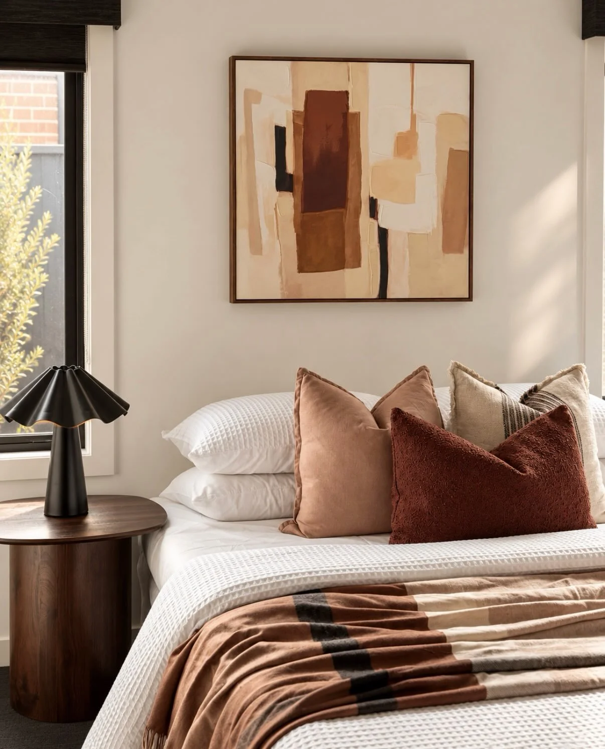 Warm tones doing all the heavy lifting. Proof that neutrals don&rsquo;t have to be boring 🤎

Styled by @novahomestaging 
.
.
.
#PropertyStylingMelbourne #MelbourneInteriors #HomeStagingMelbourne #InteriorStyling #NovaHomeStaging
