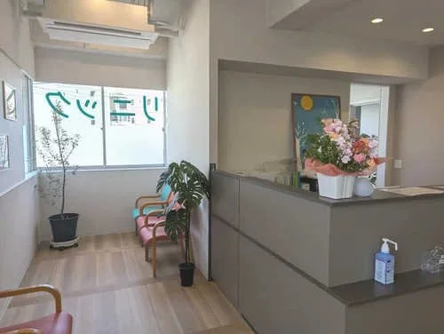 明るい待合室の風景。やわらかい緑に囲まれ安心できる待合室。