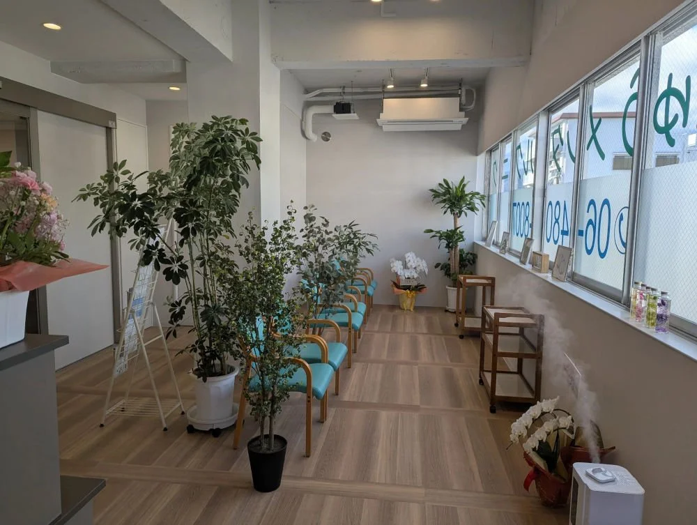 緑に囲まれた落ち着いた待合室
