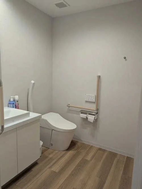 車イスの方にも対応した、広々とご利用になれるトイレです。