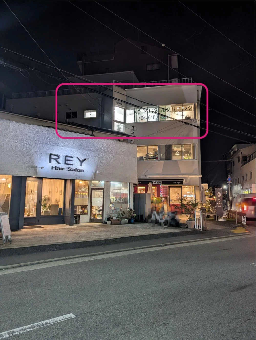 夜間：駅側からの外観