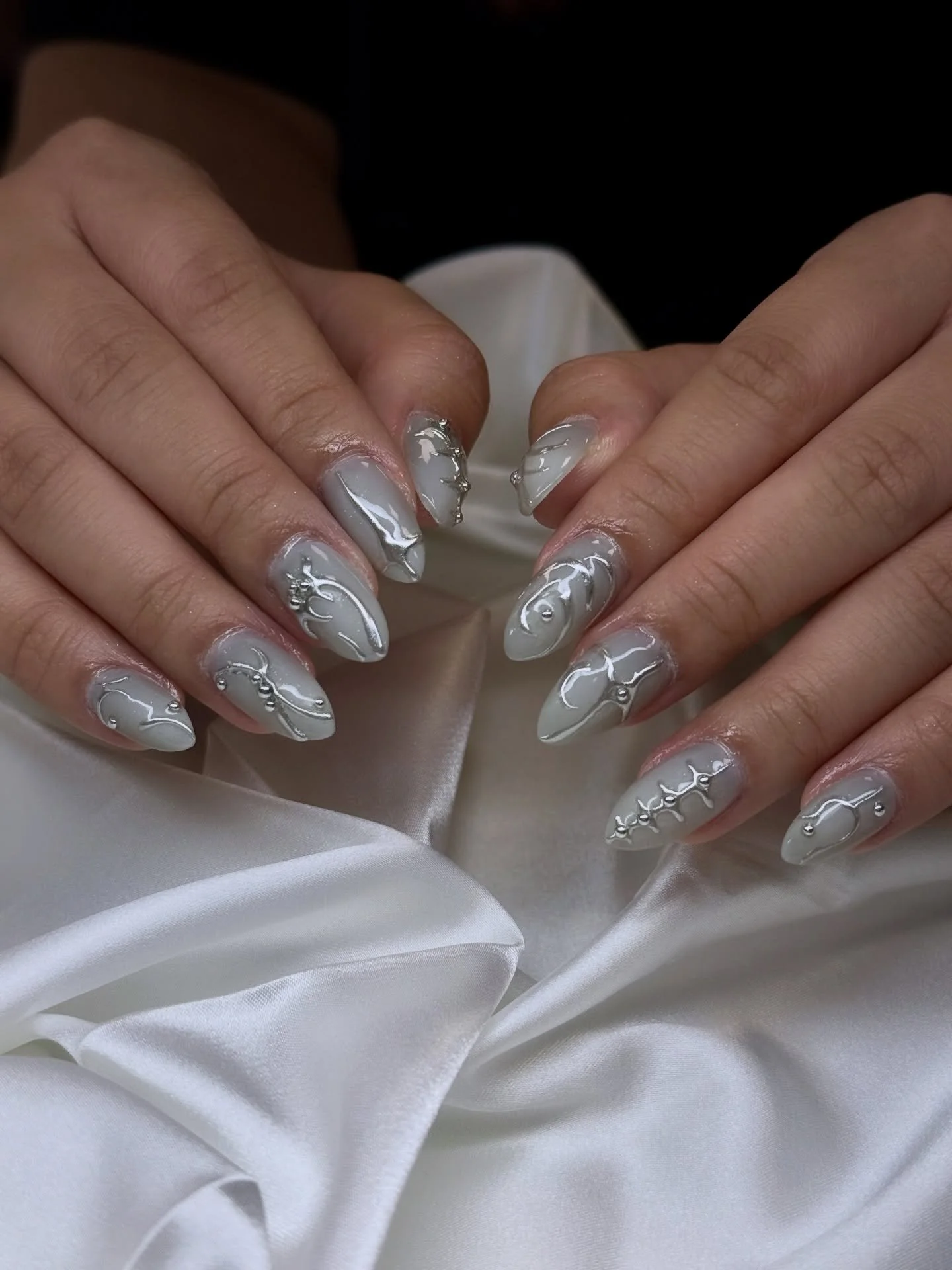 ‧₊˚ ⏾. &sdot; 𝐂𝐡𝐫𝐨𝐦𝐞 𝐝𝐞𝐭𝐚𝐢𝐥𝐢𝐧𝐠 𝐟𝐨𝐫 𝐭𝐡𝐞 𝐬𝐨𝐟𝐭-𝐥𝐮𝐱𝐮𝐫𝐲 𝐠𝐢𝐫𝐥𝐢𝐞𝐬 🩶⛓️
⋆
⋆
DM to book or link in bio! 
⋆
⋆
#nails #nailartist #nailart #nailsofinstagram #apresgelx #ocnails #orangecounty #ocfoodie #lafoodie #japanesenai