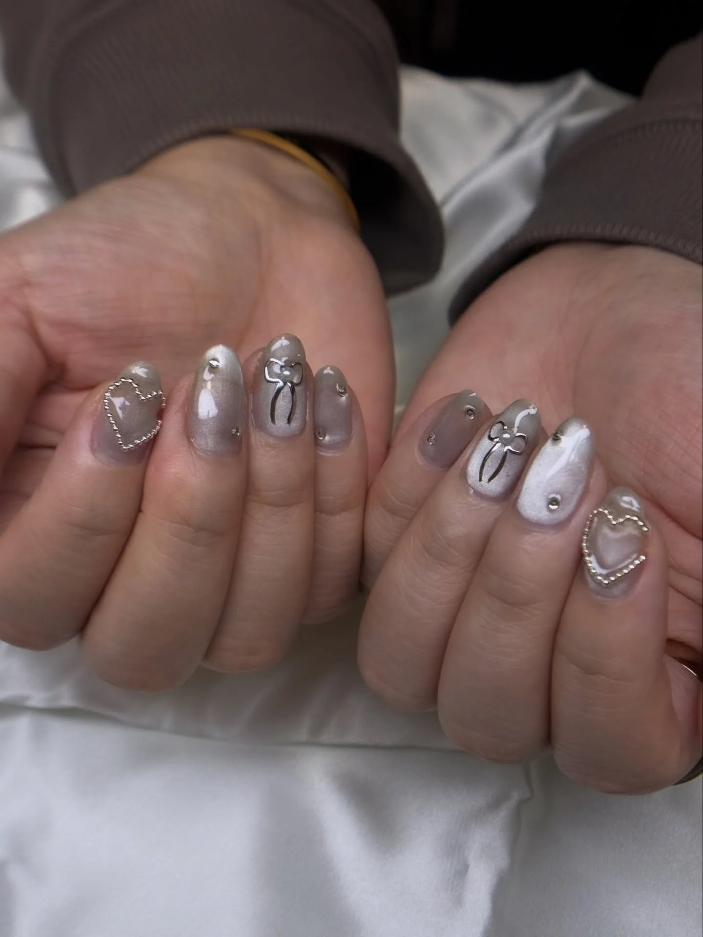 ‧₊˚ ⏾. &sdot; love the silver bead hearts came out sooo cuteee 🫶🏻✨
Ib: Pinterest
⋆
⋆
DM to book or link in bio! 
⋆
⋆
#nails #nailartist #nailart #nailsofinstagram #apresgelx #ocnails #orangecounty #ocfoodie #lafoodie #japanesenail  #frenchnails #sp