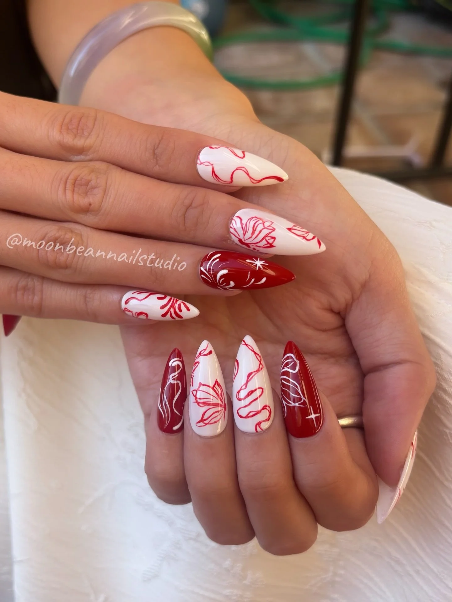 ‧₊˚ ⏾. &sdot; I made this press on set for my customer last month! They turned out soo pretty! 😌🌹 (photos were taken by customer I forgot to take pics myself haha) 
Ib: @speklestudio 
⋆
⋆
🙊 I do offer Custom commission order for press ons just dm 