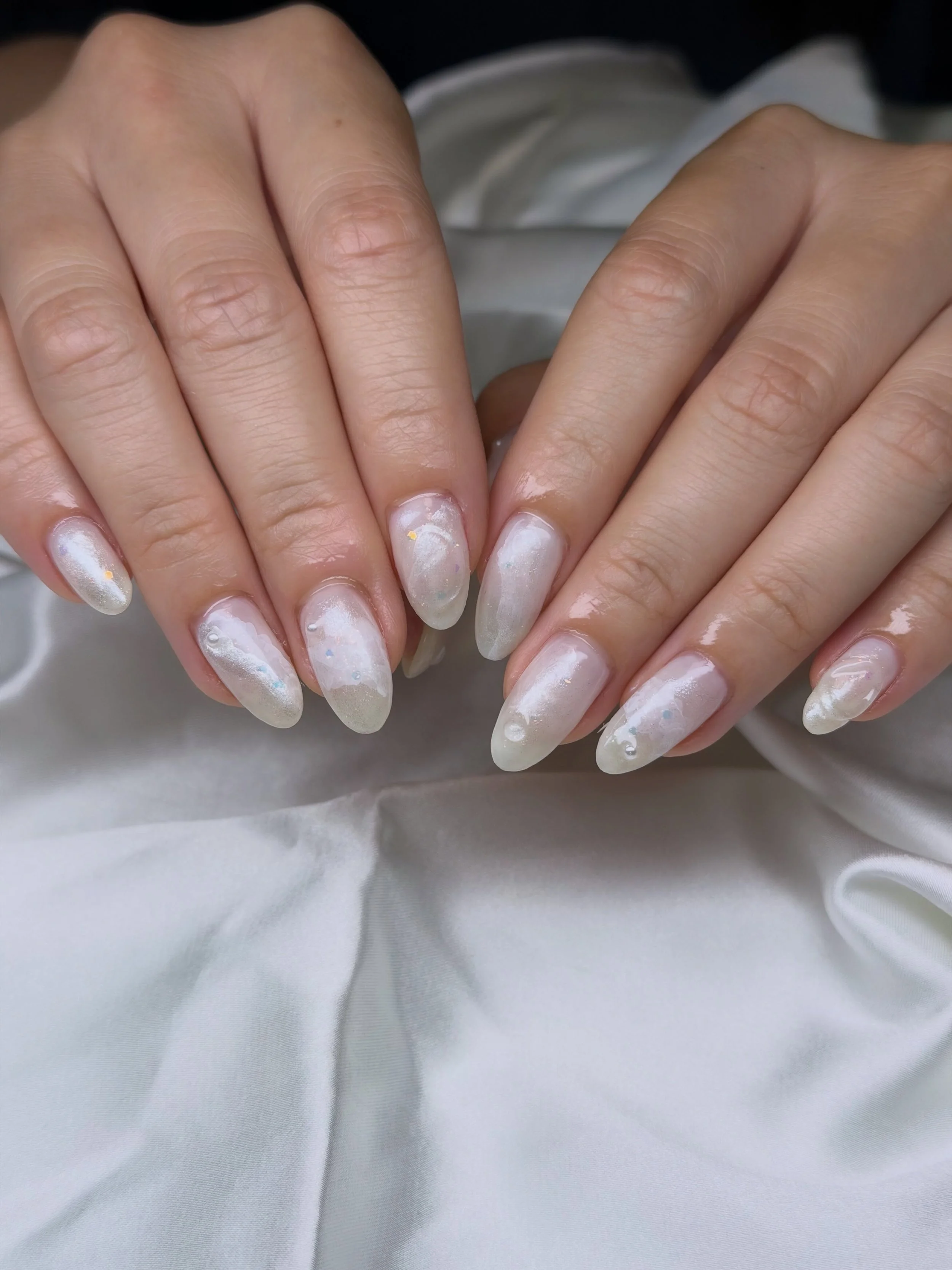‧₊˚ ⏾. &sdot; I recreated a set I did a while back and this turned out sooo cute! 🤍✨🫶🏻
⋆
⋆
DM to book or link in bio! 
⋆
⋆
#ocnails #ocnailtech #gelxnailtech #orangecountynails #nailinspo