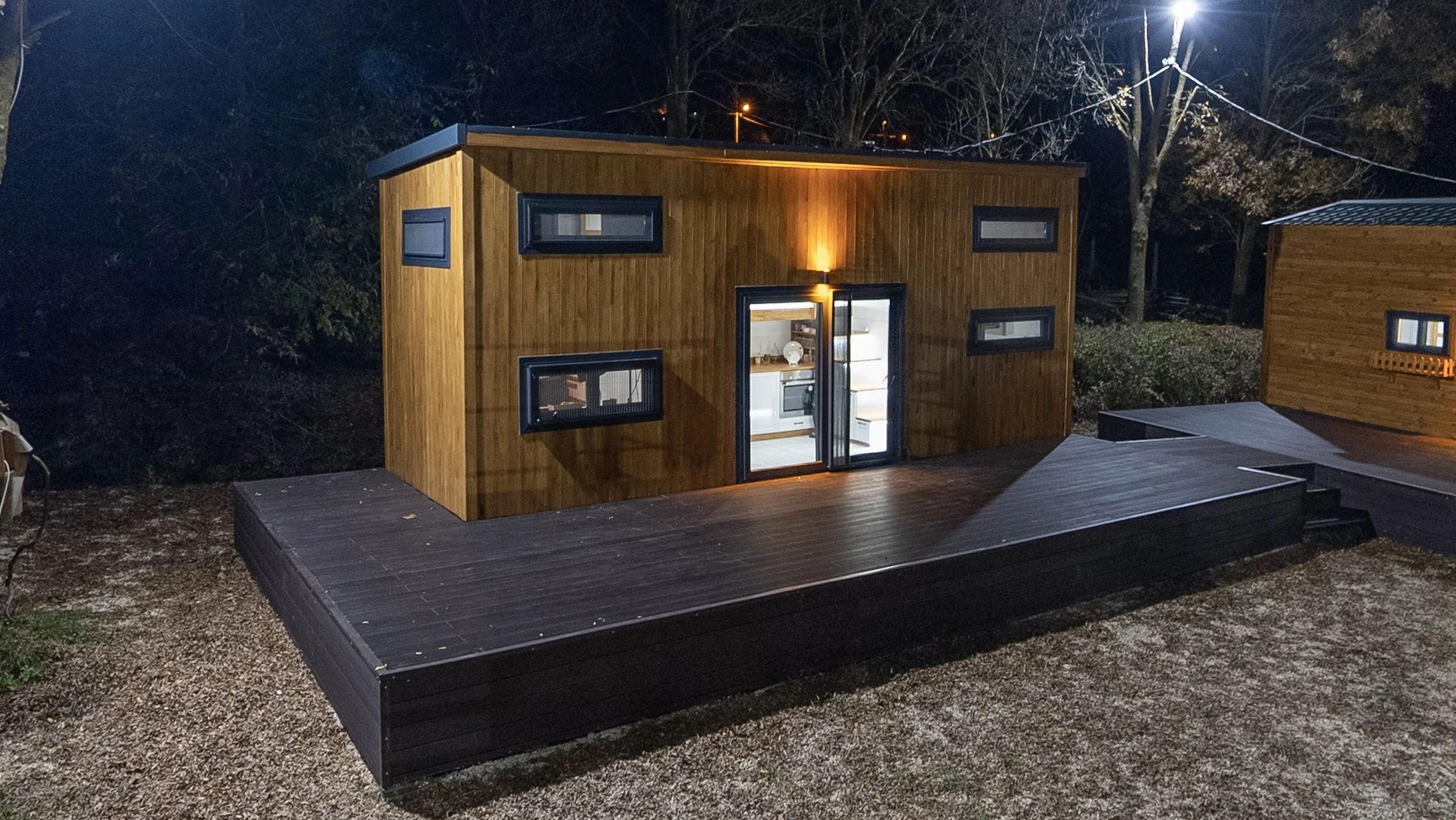 my-big-family-tiny-house-modulhaus-holzmodul-aussenansicht-abendlicht