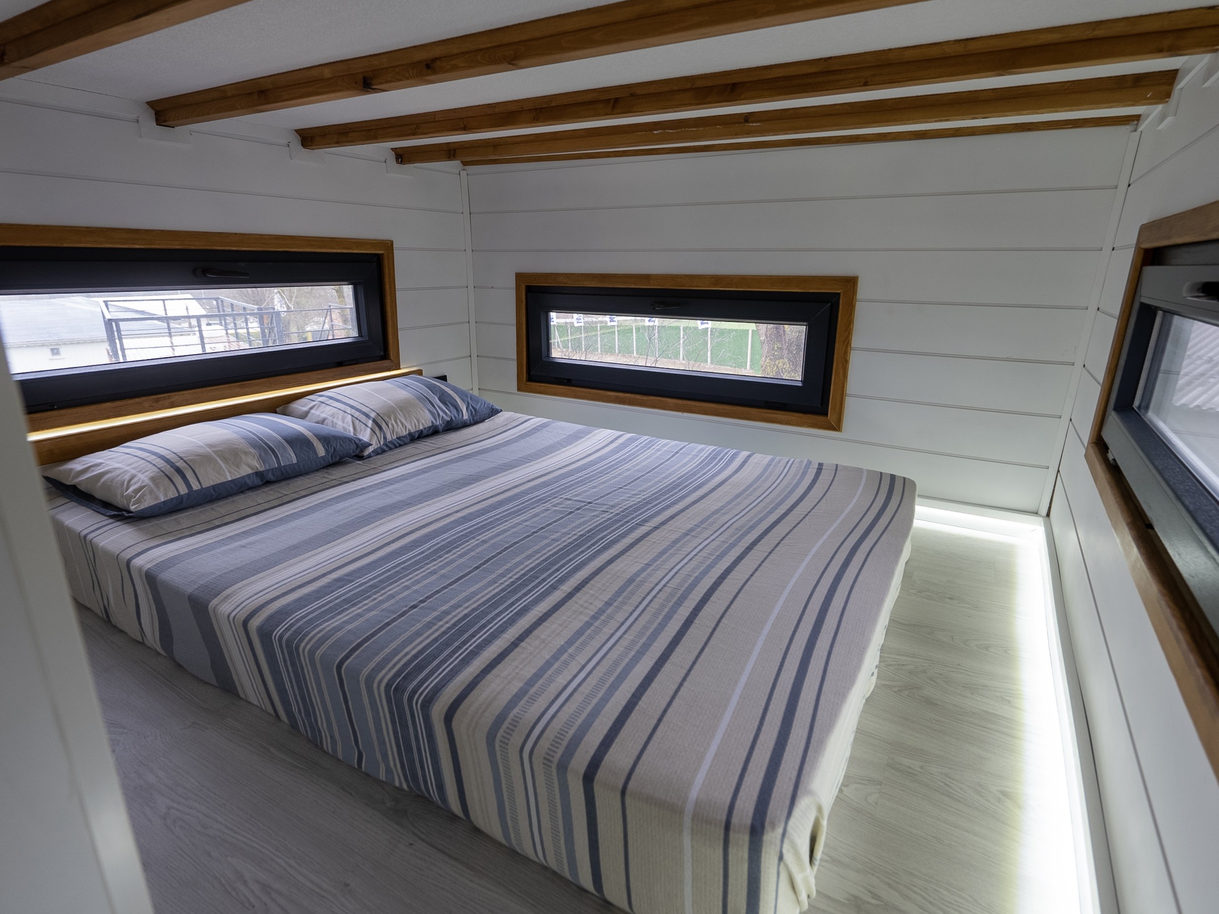 my-big-family-tiny-house-schlafzimmer-doppelbett-loftbereich-fensterlicht