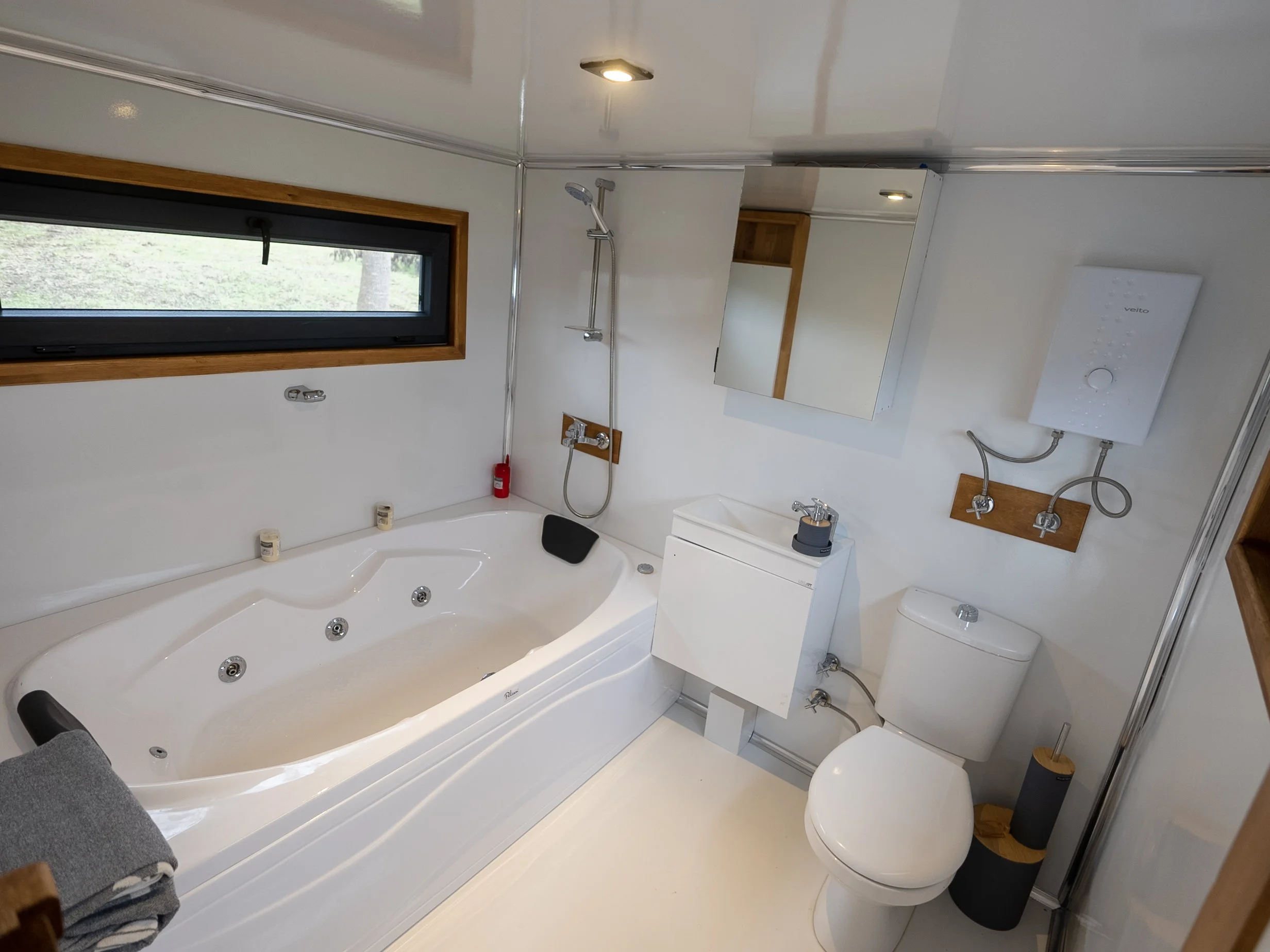 my-big-family-tiny-house-bad-wellnessbereich-whirlpool-fenster