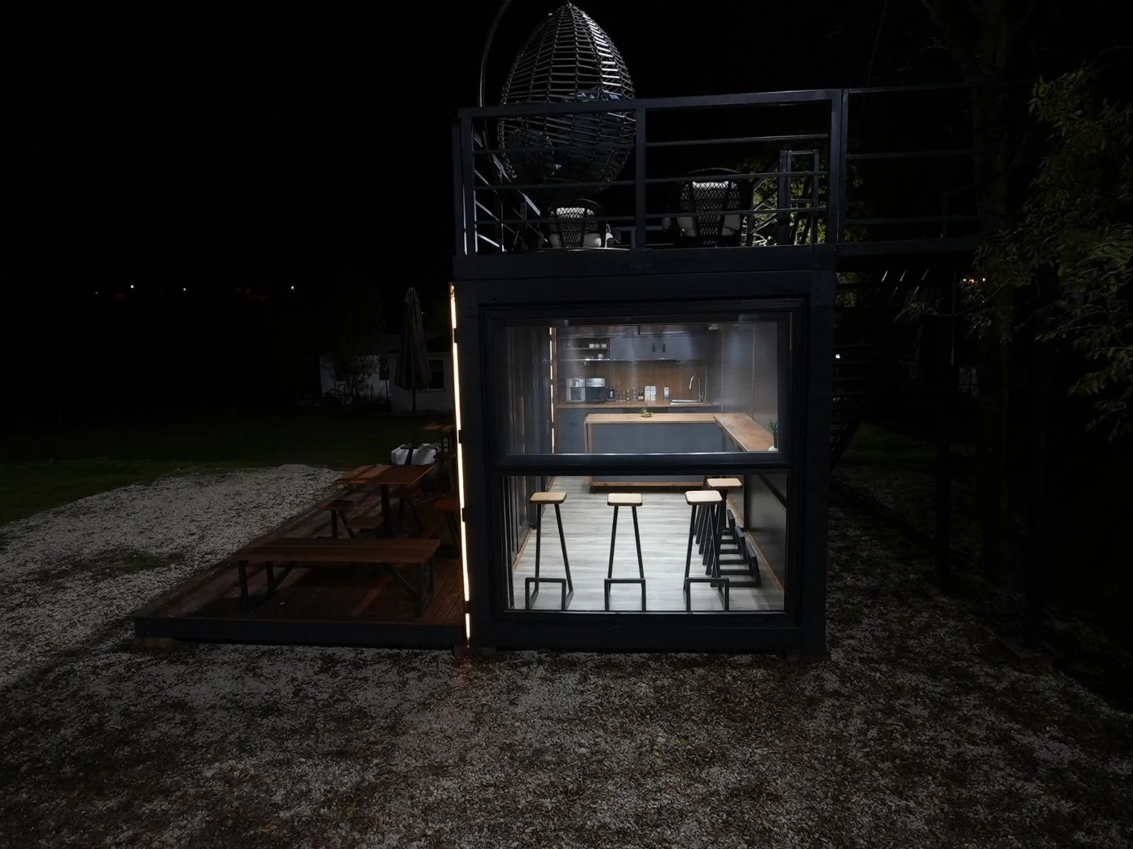 Cafe Haus Innenraum mit brennendem Kamin und gemütlicher Atmosphäre