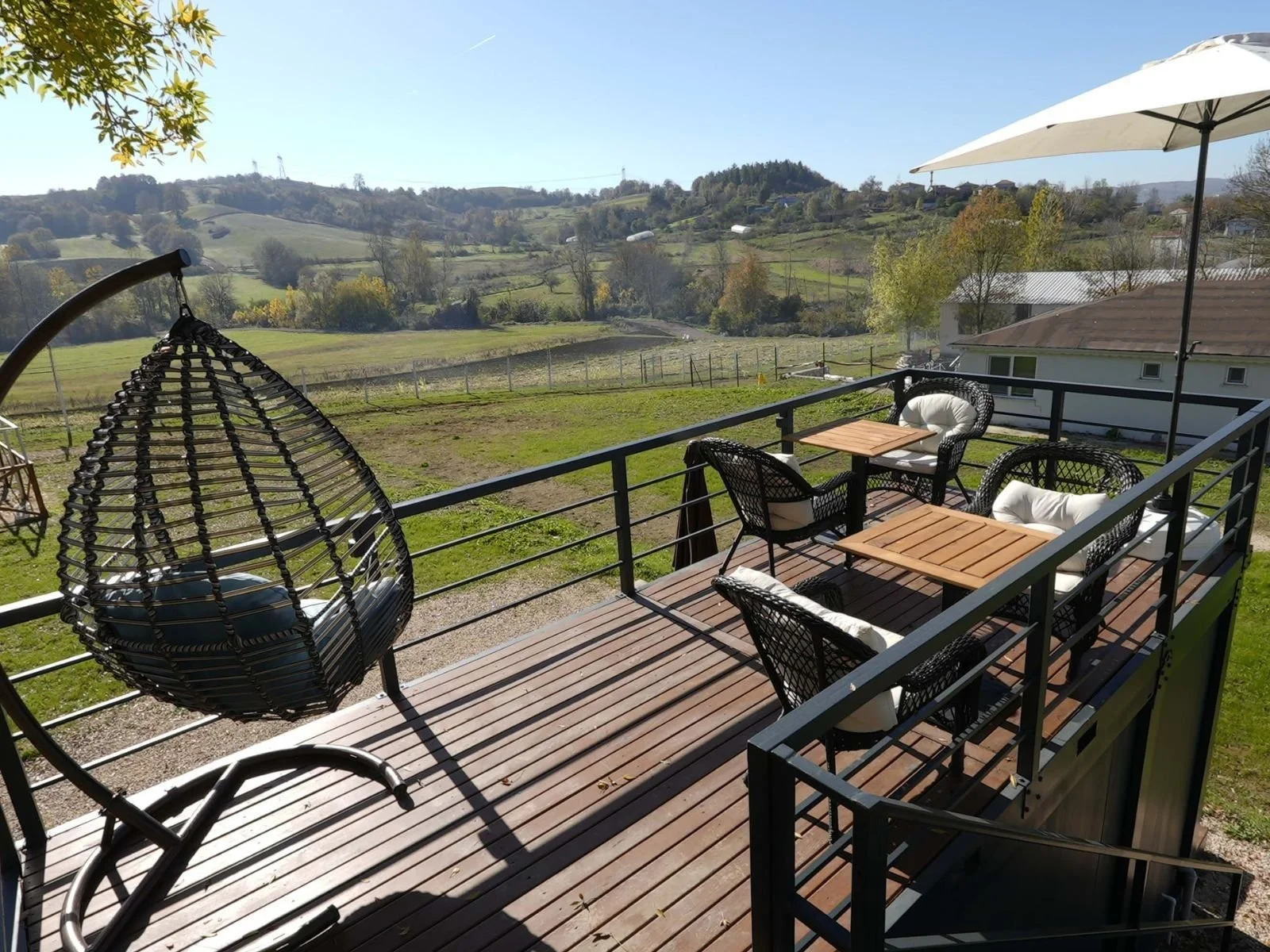 Cafe Haus Dachterrasse mit Hängesessel und Weitblick über die Landschaft