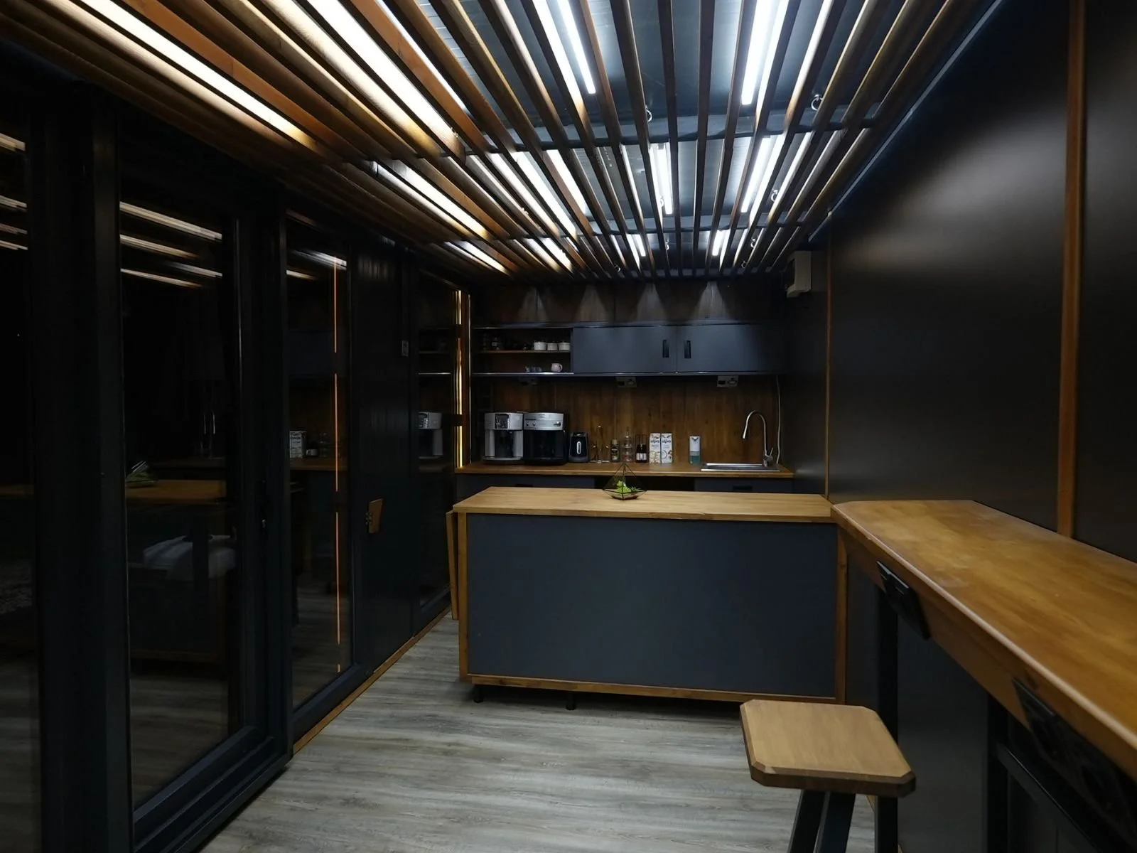 Cafe Haus moderne Innenküche mit langen Arbeitsflächen und Holzdekor