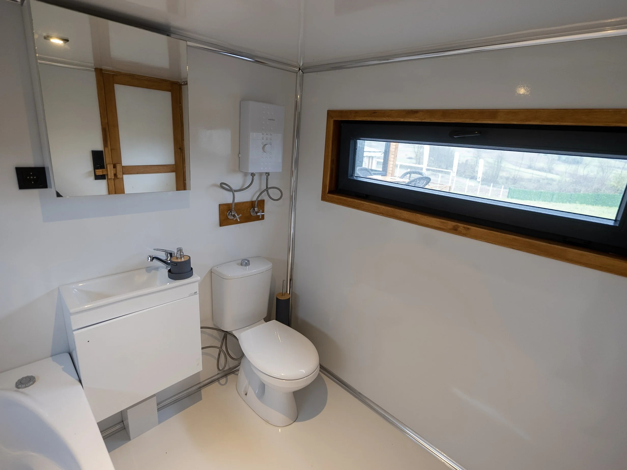 my-big-family-tiny-house-bad-waschbecken-wc-spiegelschrank