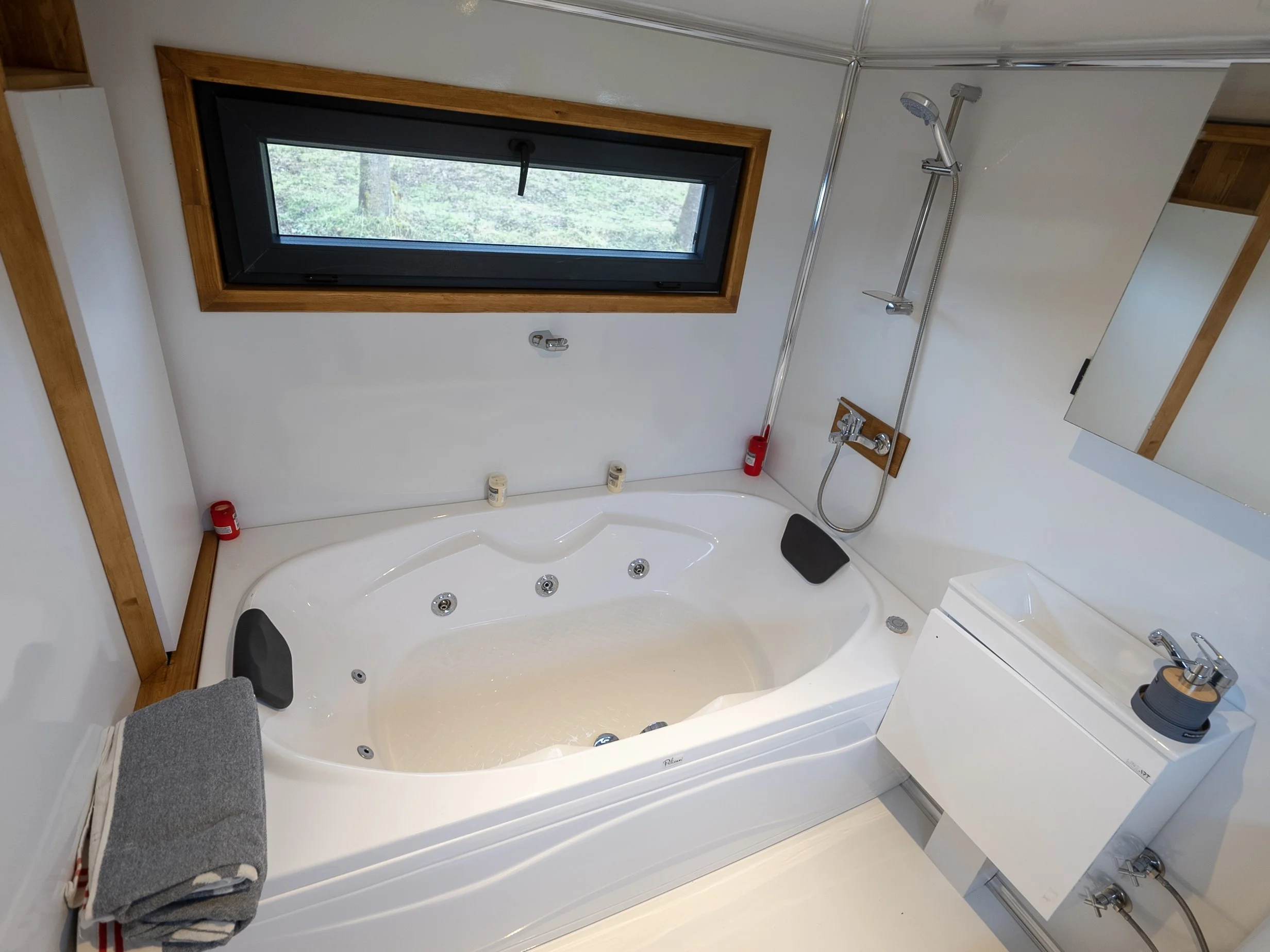 my-big-family-tiny-house-bad-jacuzzi-badewanne-innenraum