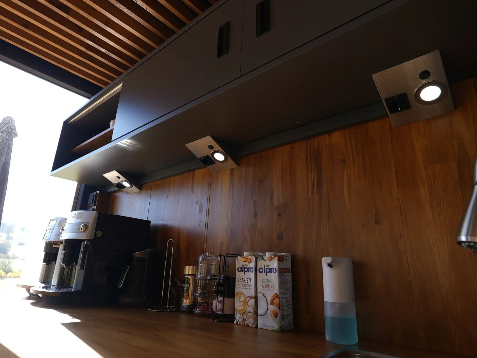 Cafe Haus Kaffeestation mit Kaffeemaschine und modernen Küchengeräten