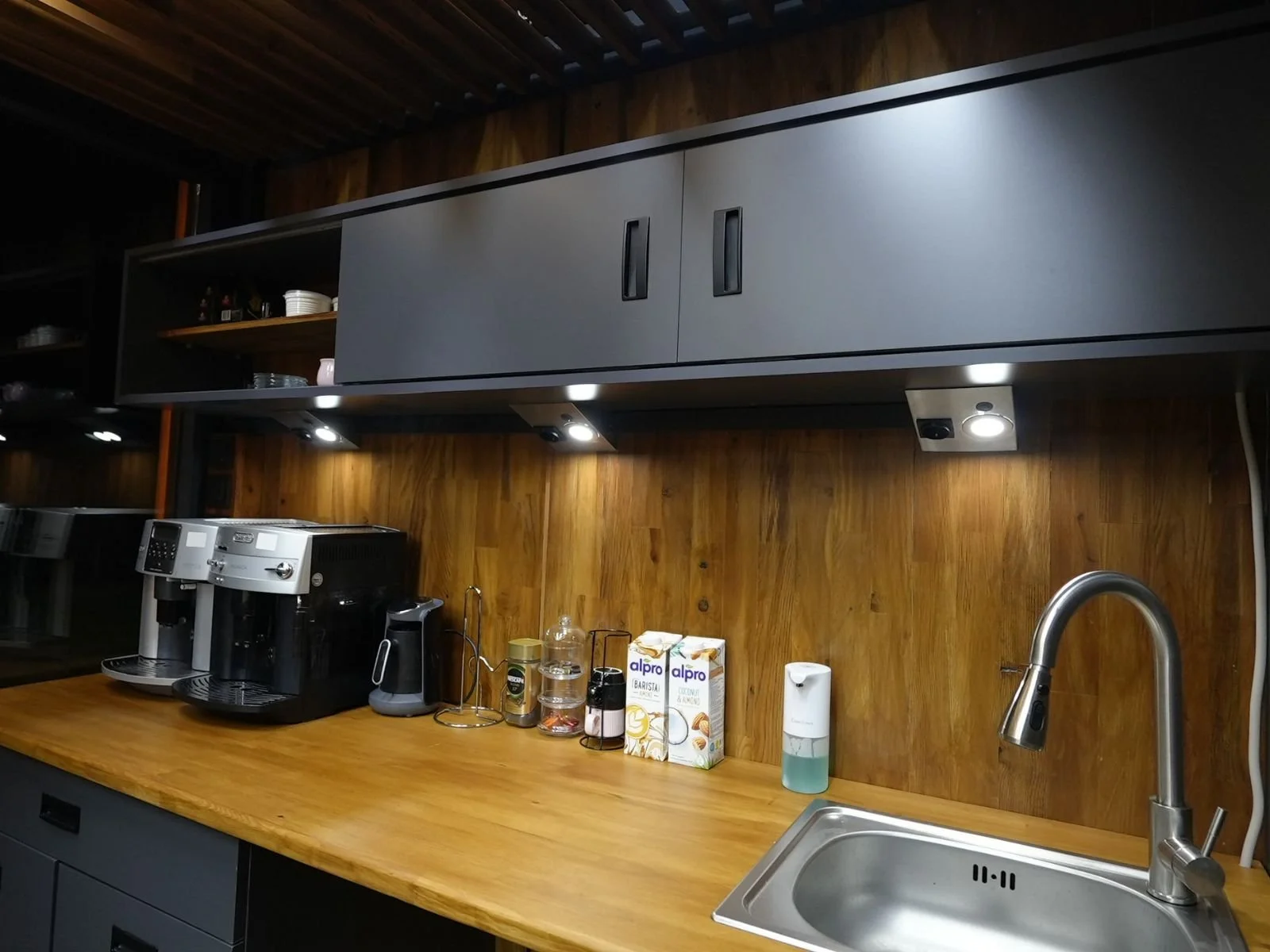 Cafe Haus Kaffeestation mit Kaffeemaschine, Ablagen und Edelstahlspüle