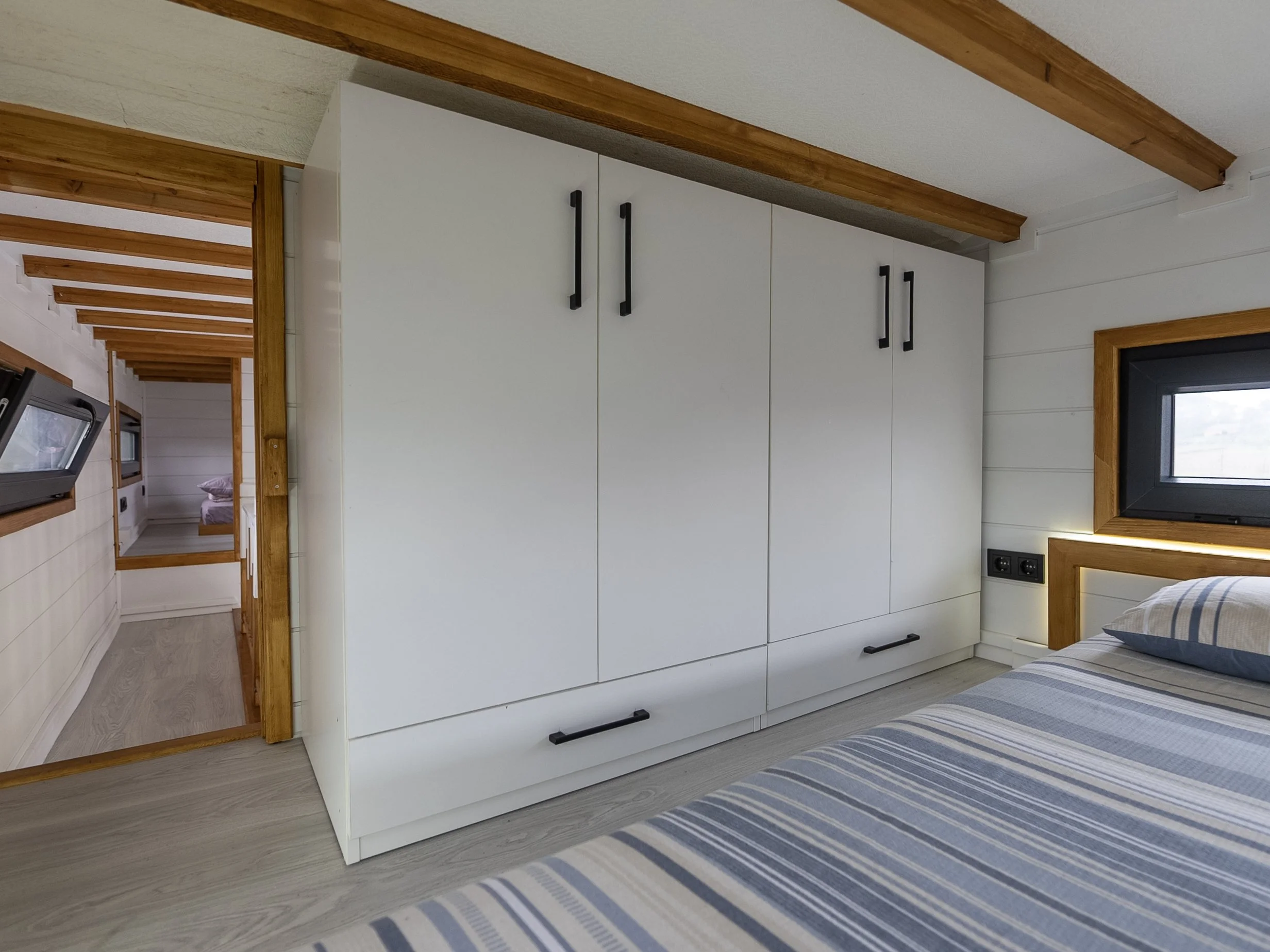 my-big-family-tiny-house-kleiderschrank-schlafzimmer-innenraum