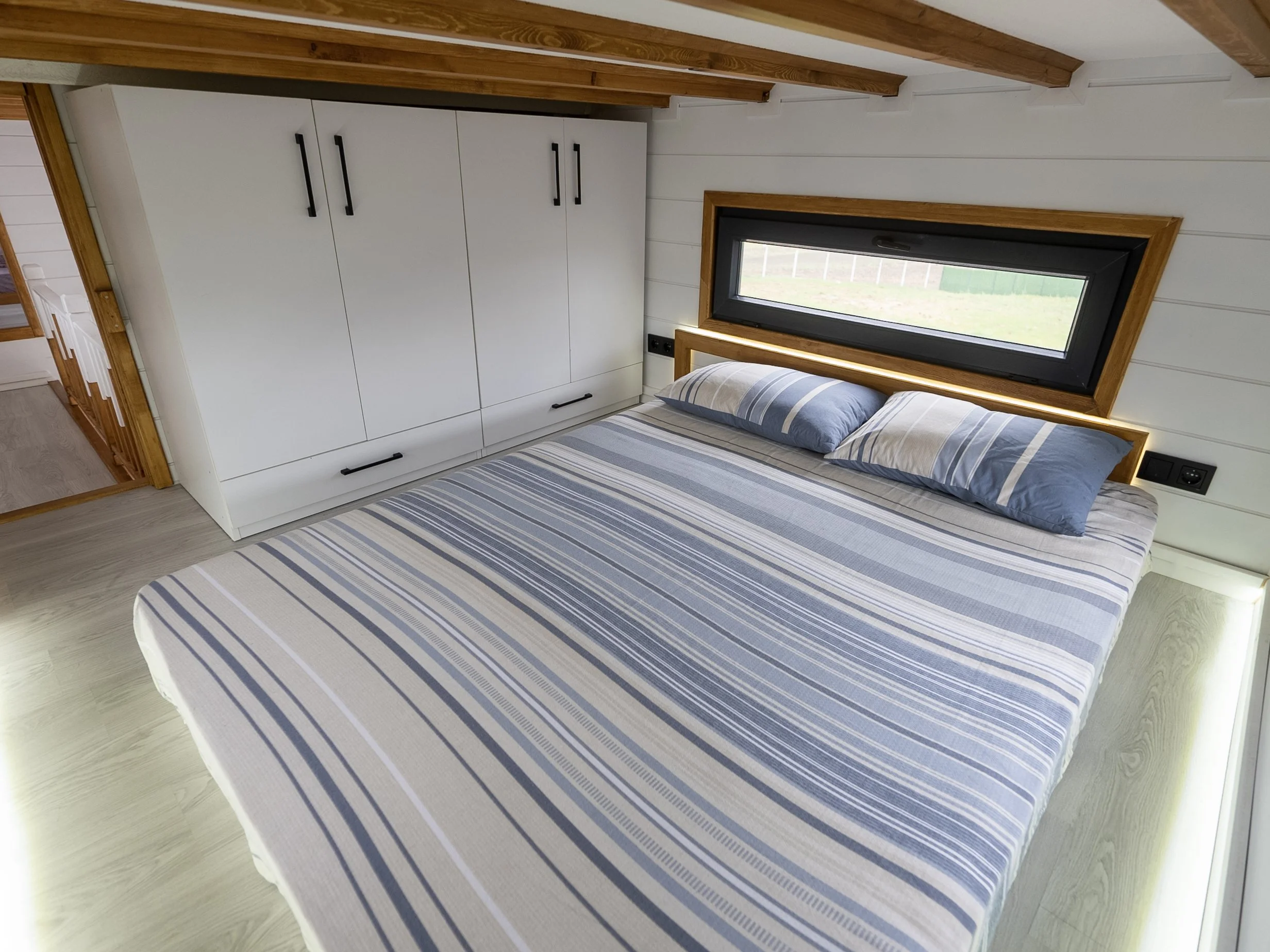 my-big-family-tiny-house-schlafzimmer-grosses-bett-kleiderschrank