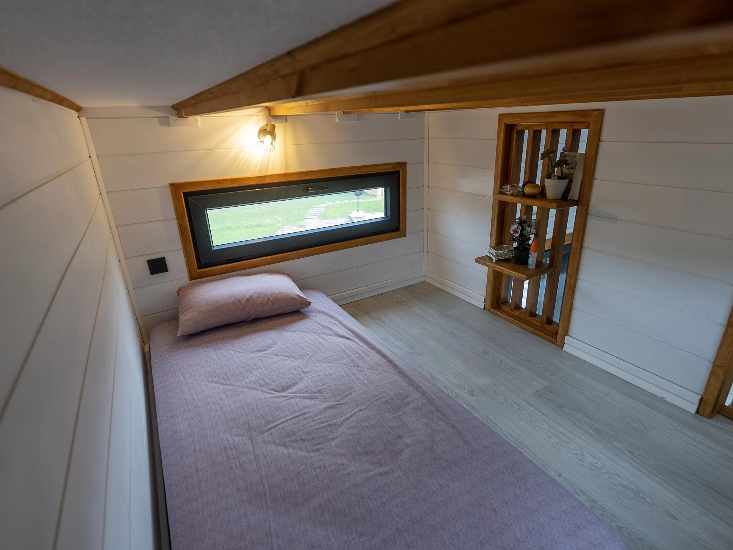 my-big-family-tiny-house-schlafzimmer-doppelbett-loftbereich