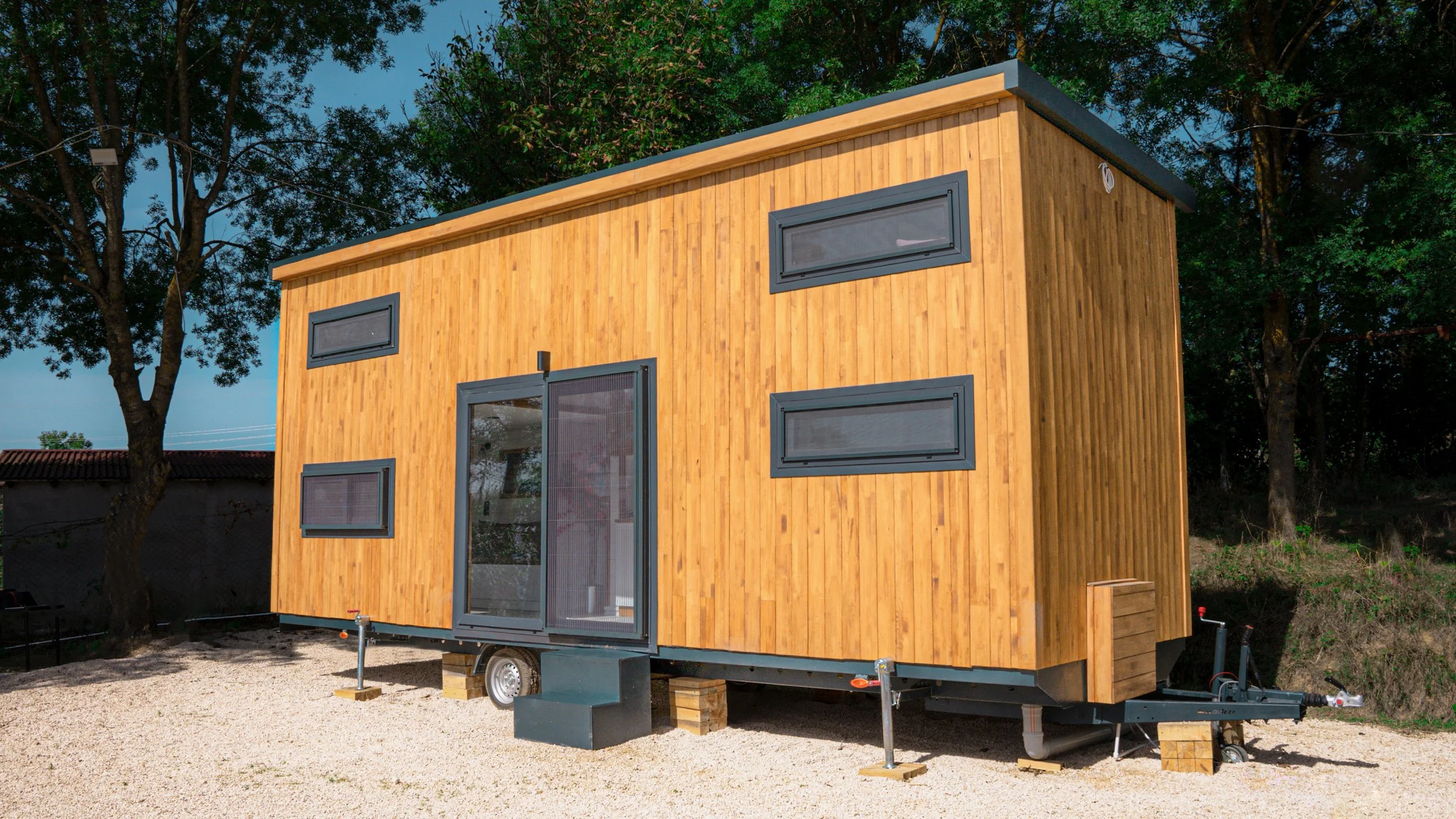 my-big-family-tiny-house-modulhaus-holzfassade-aussenansicht-links