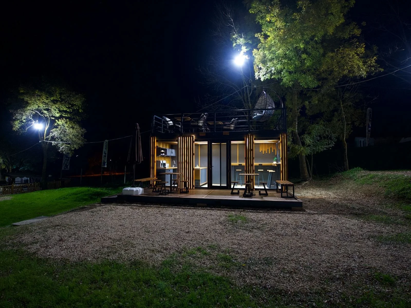 Cafe Haus beleuchtete Außenansicht bei Nacht mit Dachterrassenbeleuchtung